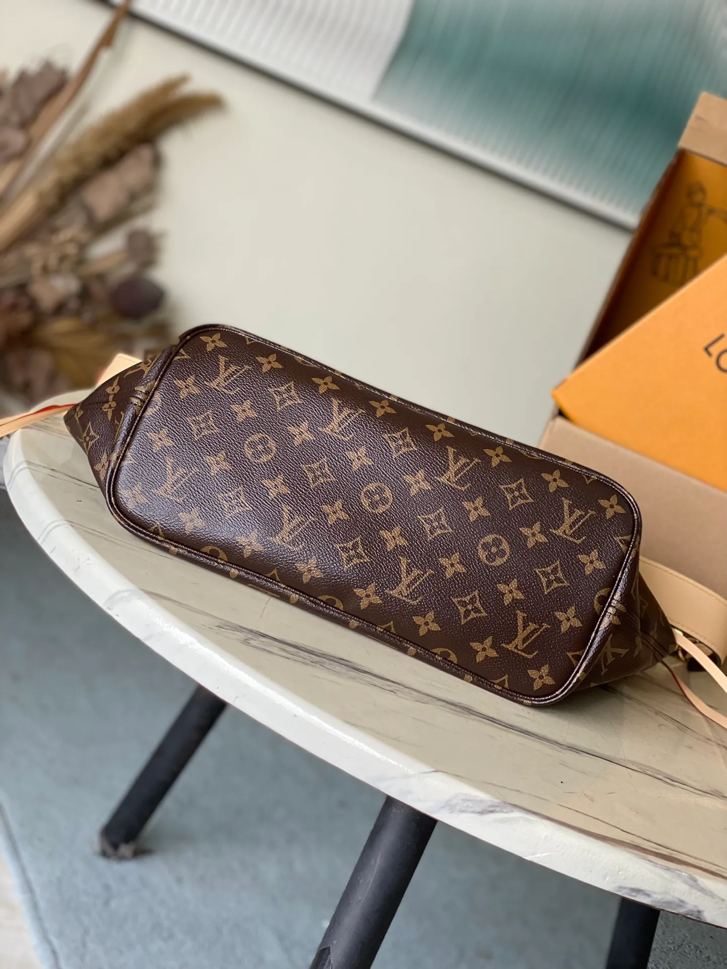 💰1080 Top original single M11948 Medium Neverfull Bandouliere Inside Out GM uses Monogram canvas and embossed fabric to perform a double-sided design, and then makes the elegant bag body reflect the delicate luster of the metal parts, injecting new season interest into the classic configuration. With the side hook closure and detachable shoulder strap, it can easily be transformed into a Hobo handbag or crossbody bag. Dimensions: 31 × 28 × 14 cm