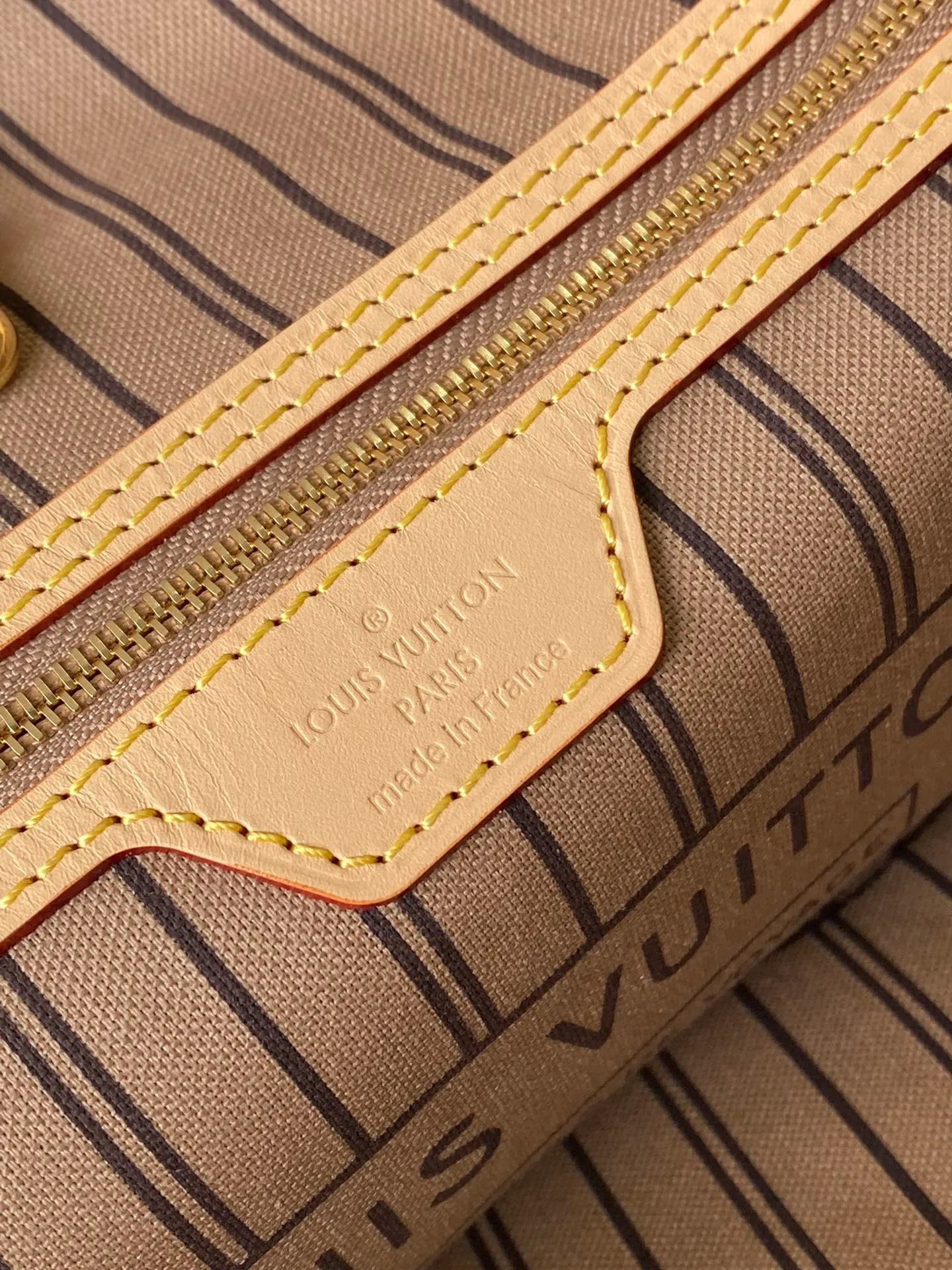 💰1080 Top original single M11948 Medium Neverfull Bandouliere Inside Out GM uses Monogram canvas and embossed fabric to perform a double-sided design, and then makes the elegant bag body reflect the delicate luster of the metal parts, injecting new season interest into the classic configuration. With the side hook closure and detachable shoulder strap, it can easily be transformed into a Hobo handbag or crossbody bag. Dimensions: 31 × 28 × 14 cm