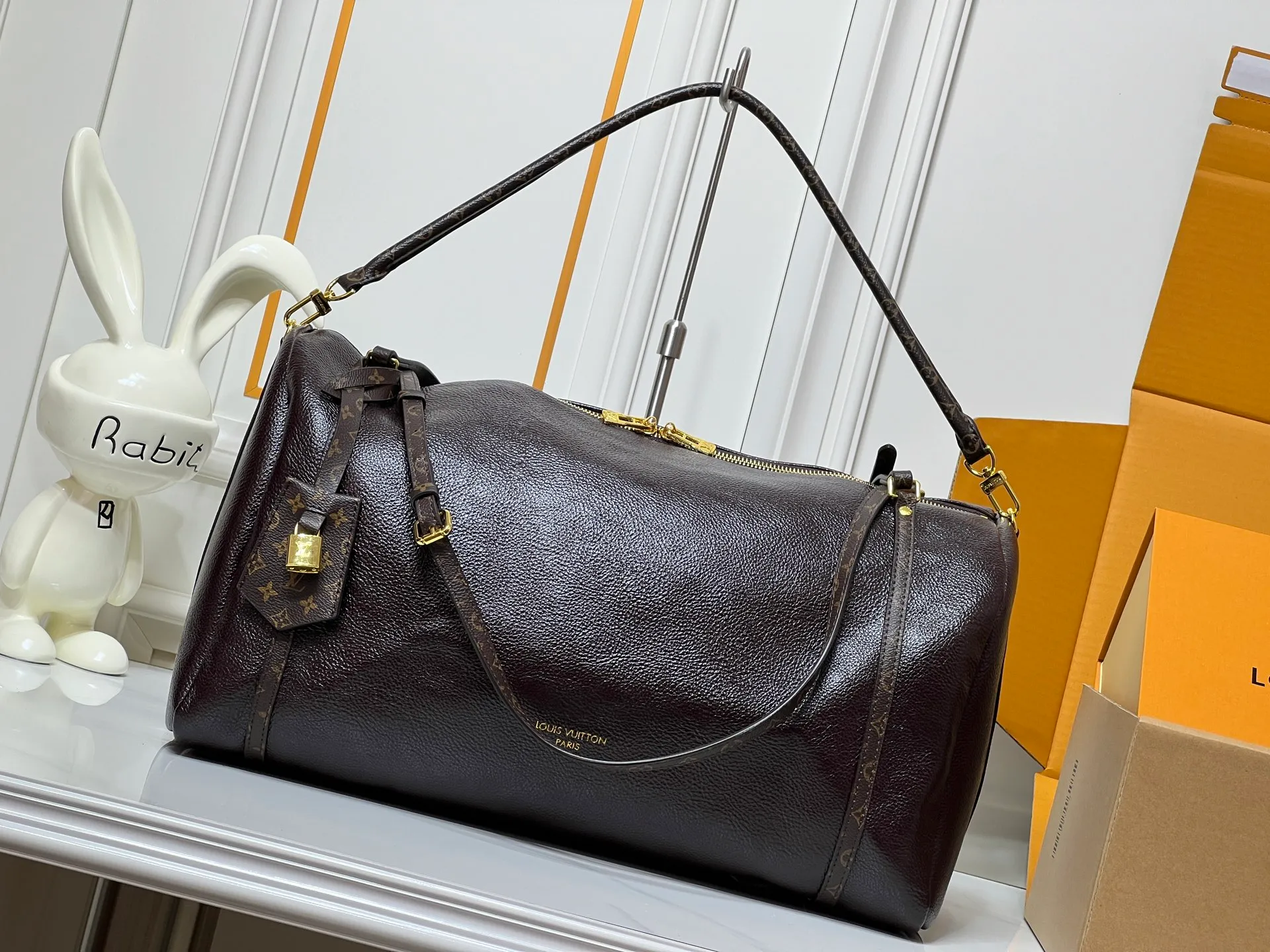 Batch 300💰Upgraded original M26037 M26451 M26359 M26397 M26358 M26039 M26905 M26360 M13668 M13667 This large Express Travel handbag injects a gentle atmosphere into the classic Keepall handbag, highlighting Nicolas Ghesquière's keen insight into the rhythm of urban travel. Made from fine-grained cowhide leather with Monogram canvas elements, the soft construction offers plenty of space, and the adjustable handle and removable rolled-leather handle allow for flexible carrying. Dimensions: 45 x 20 x 27 (cm) ((length x height x width)