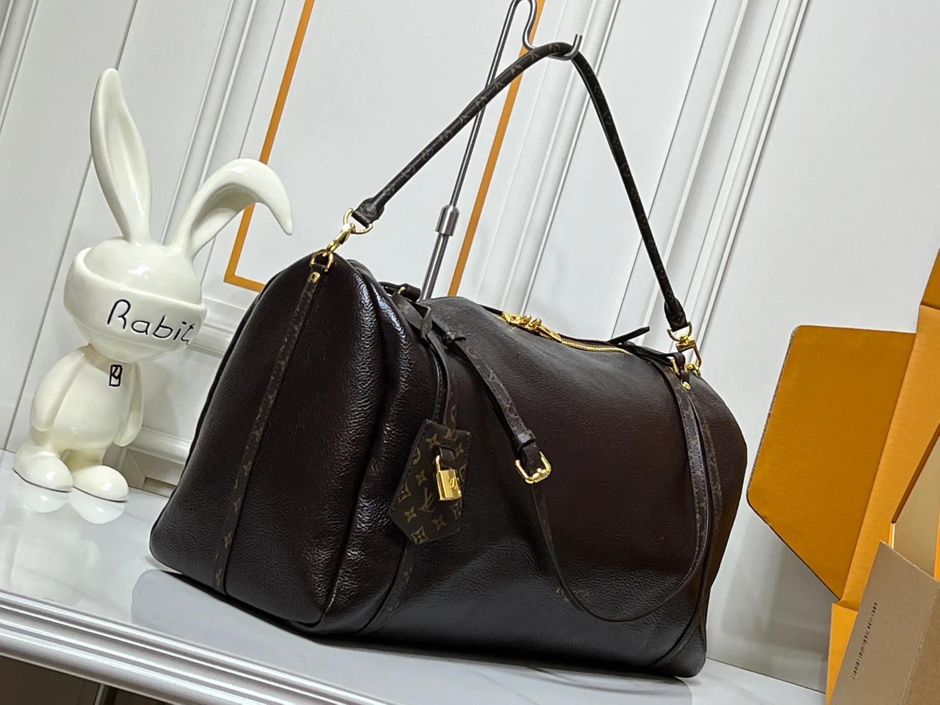 Batch 300💰Upgraded original M26037 M26451 M26359 M26397 M26358 M26039 M26905 M26360 M13668 M13667 This large Express Travel handbag injects a gentle atmosphere into the classic Keepall handbag, highlighting Nicolas Ghesquière's keen insight into the rhythm of urban travel. Made from fine-grained cowhide leather with Monogram canvas elements, the soft construction offers plenty of space, and the adjustable handle and removable rolled-leather handle allow for flexible carrying. Dimensions: 45 x 20 x 27 (cm) ((length x height x width)