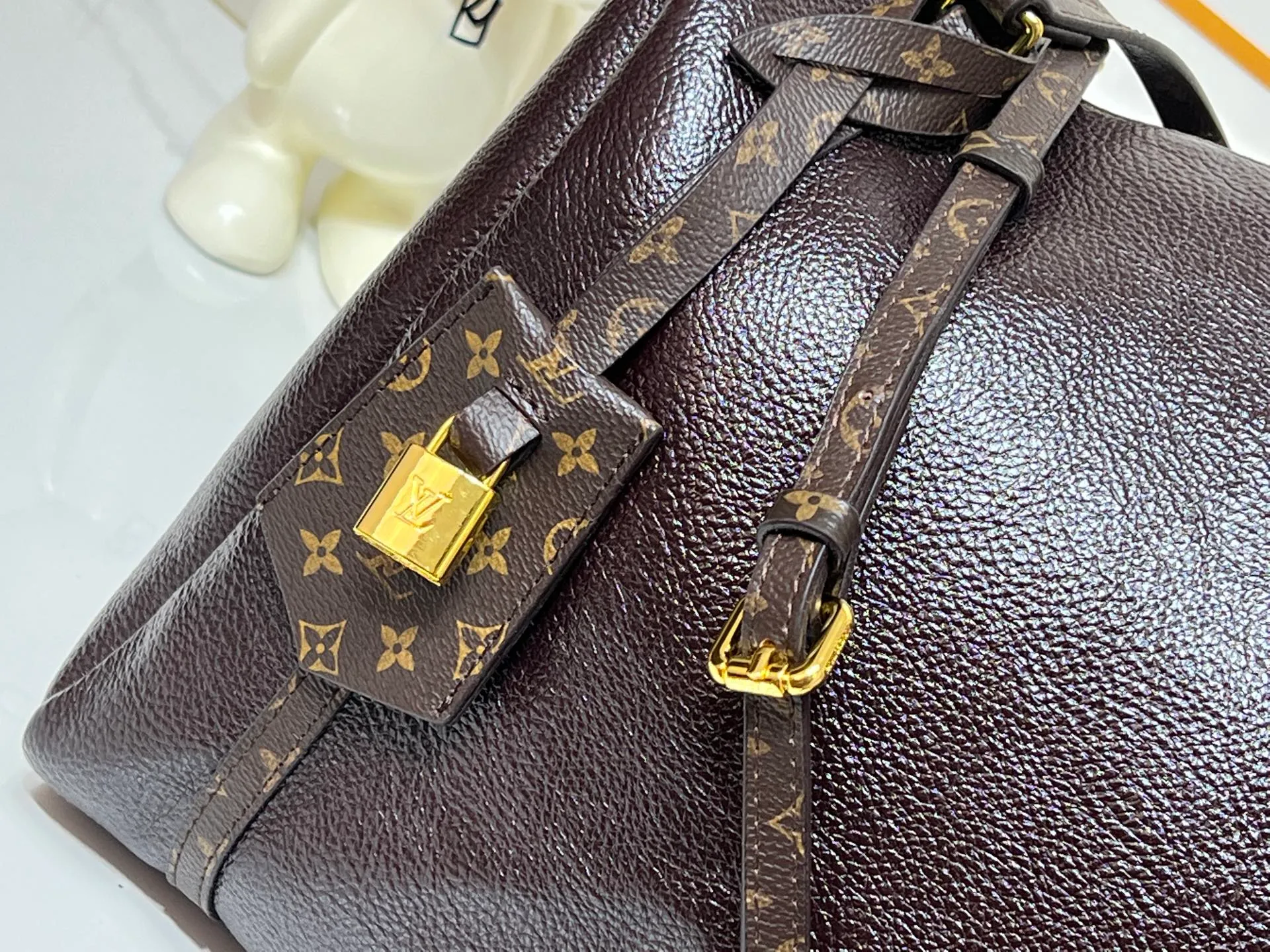 Batch 300💰Upgraded original M26037 M26451 M26359 M26397 M26358 M26039 M26905 M26360 M13668 M13667 This large Express Travel handbag injects a gentle atmosphere into the classic Keepall handbag, highlighting Nicolas Ghesquière's keen insight into the rhythm of urban travel. Made from fine-grained cowhide leather with Monogram canvas elements, the soft construction offers plenty of space, and the adjustable handle and removable rolled-leather handle allow for flexible carrying. Dimensions: 45 x 20 x 27 (cm) ((length x height x width)