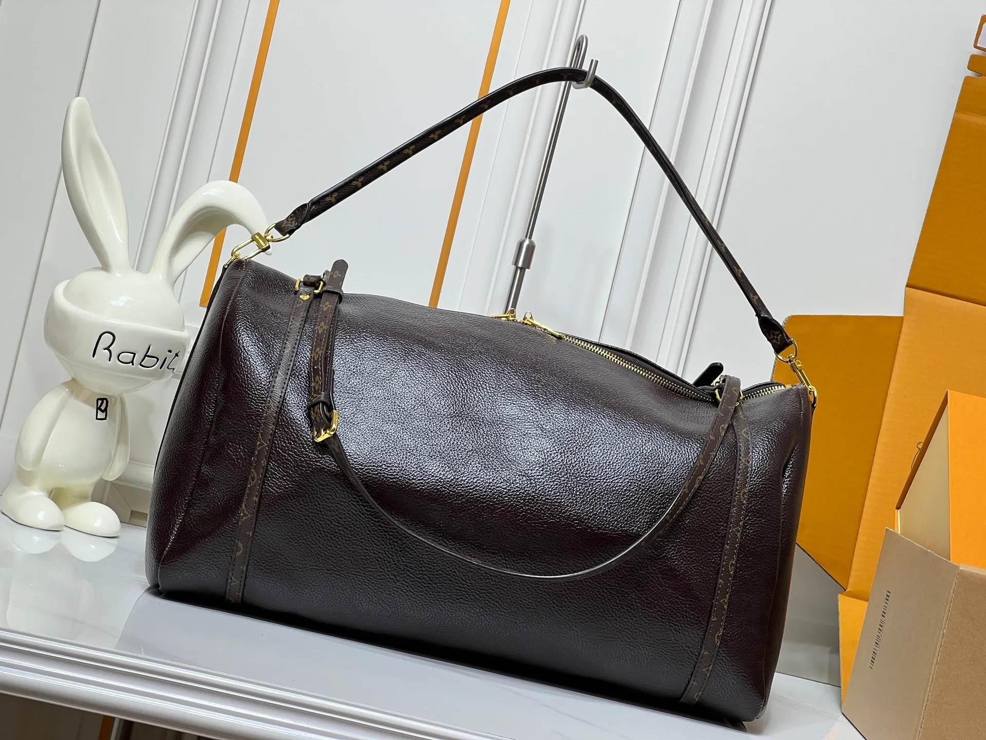 Batch 300💰Upgraded original M26037 M26451 M26359 M26397 M26358 M26039 M26905 M26360 M13668 M13667 This large Express Travel handbag injects a gentle atmosphere into the classic Keepall handbag, highlighting Nicolas Ghesquière's keen insight into the rhythm of urban travel. Made from fine-grained cowhide leather with Monogram canvas elements, the soft construction offers plenty of space, and the adjustable handle and removable rolled-leather handle allow for flexible carrying. Dimensions: 45 x 20 x 27 (cm) ((length x height x width)