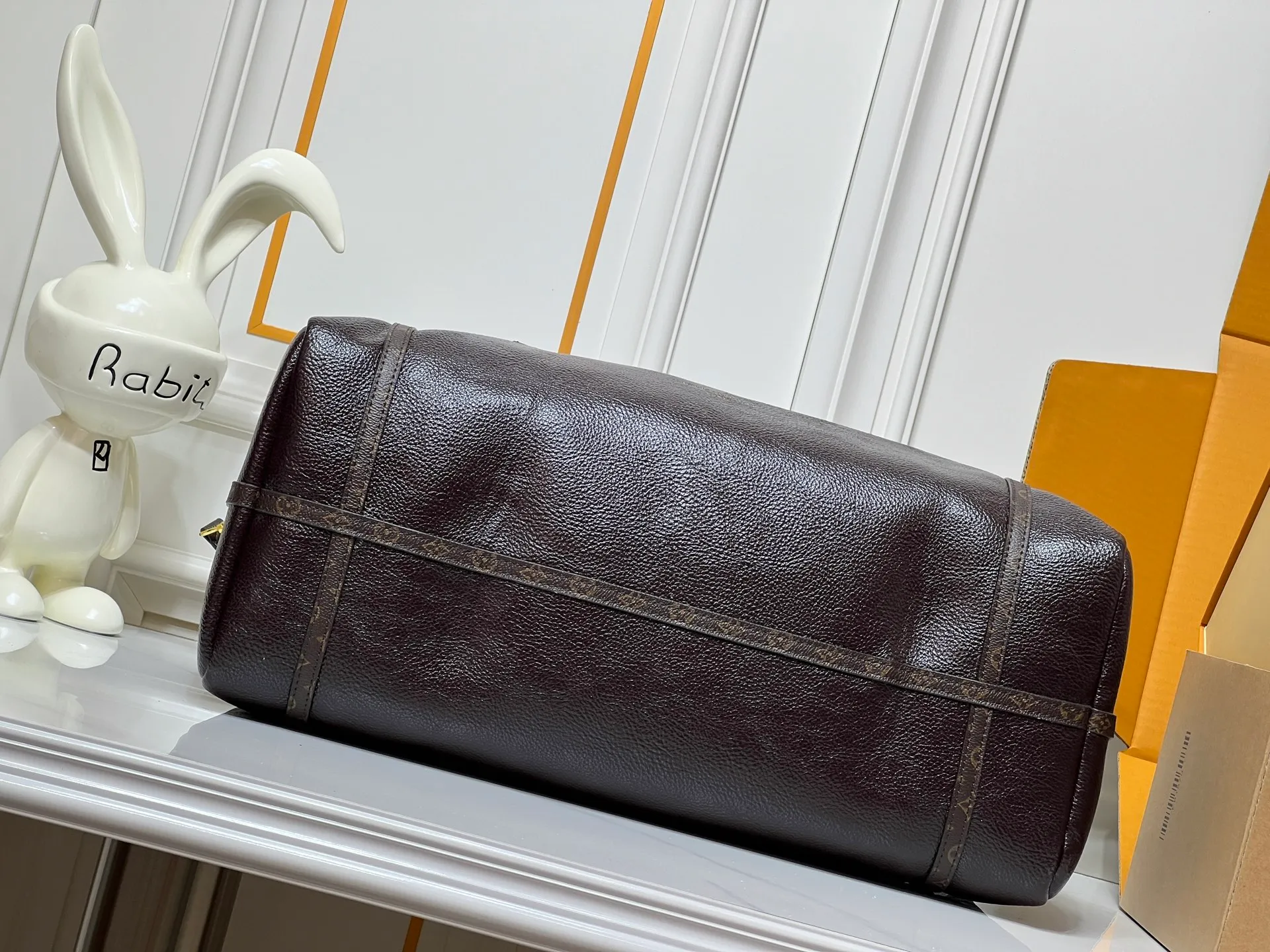 Batch 300💰Upgraded original M26037 M26451 M26359 M26397 M26358 M26039 M26905 M26360 M13668 M13667 This large Express Travel handbag injects a gentle atmosphere into the classic Keepall handbag, highlighting Nicolas Ghesquière's keen insight into the rhythm of urban travel. Made from fine-grained cowhide leather with Monogram canvas elements, the soft construction offers plenty of space, and the adjustable handle and removable rolled-leather handle allow for flexible carrying. Dimensions: 45 x 20 x 27 (cm) ((length x height x width)