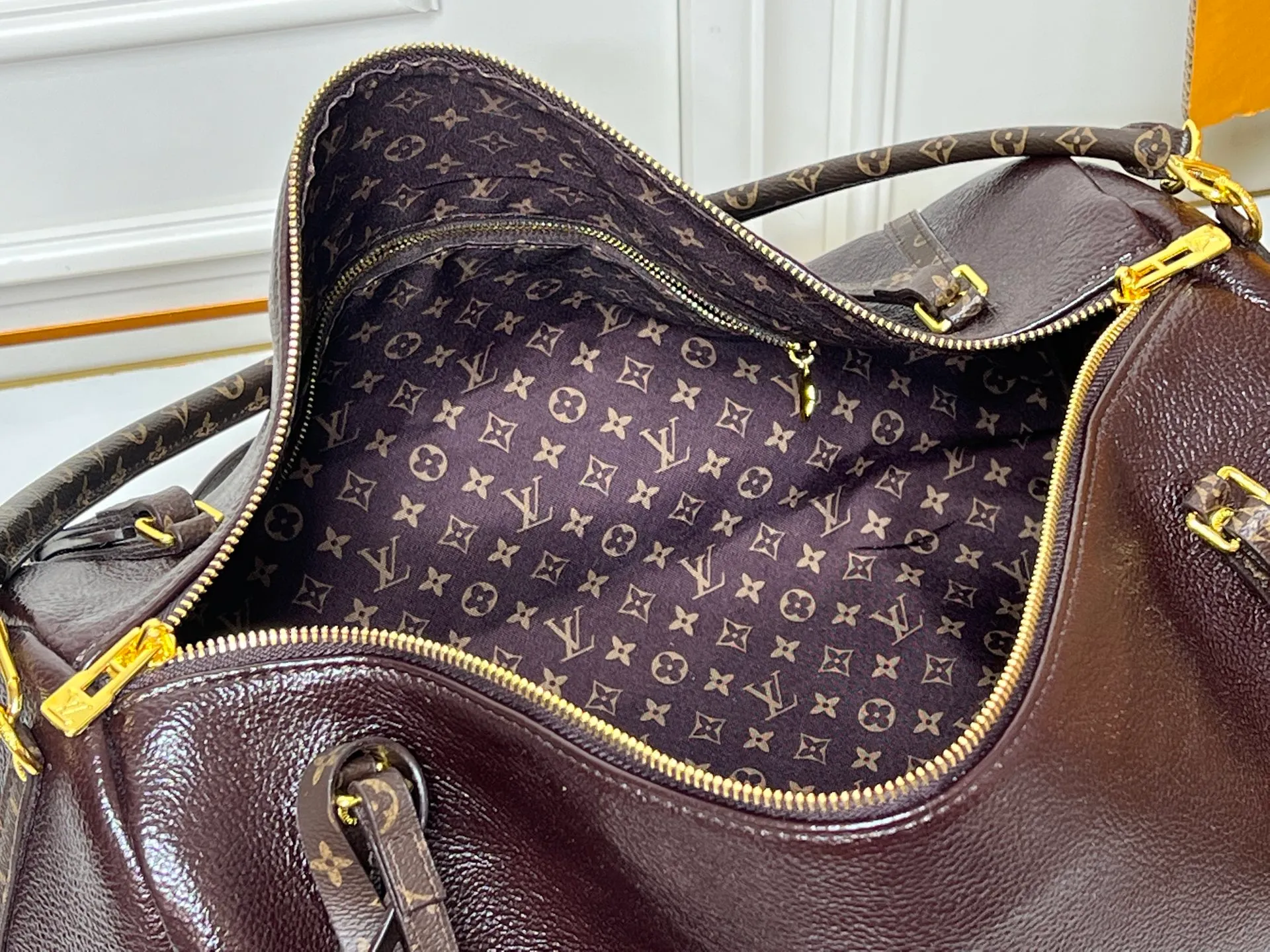 Batch 300💰Upgraded original M26037 M26451 M26359 M26397 M26358 M26039 M26905 M26360 M13668 M13667 This large Express Travel handbag injects a gentle atmosphere into the classic Keepall handbag, highlighting Nicolas Ghesquière's keen insight into the rhythm of urban travel. Made from fine-grained cowhide leather with Monogram canvas elements, the soft construction offers plenty of space, and the adjustable handle and removable rolled-leather handle allow for flexible carrying. Dimensions: 45 x 20 x 27 (cm) ((length x height x width)