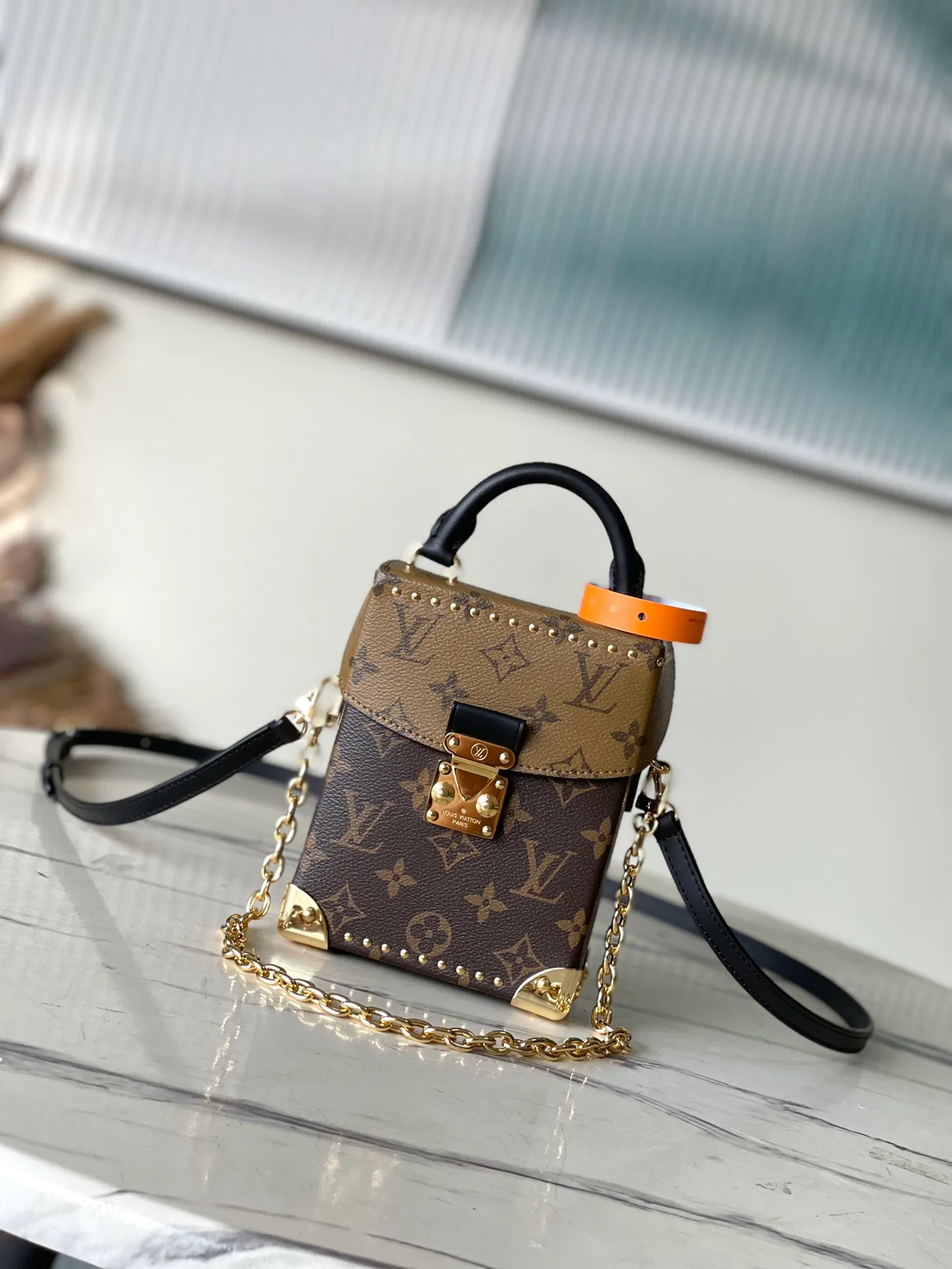💰900 (Steel Hardware) Top Original Order M82465 Yellow Flower This Camera Box handbag uses Monogram and Monogram Reverse aviation cloth to create a modern configuration, integrating S-ock locks, metal corners and studs and other iconic details of Petite Malle handbags. The slim chain adds a feminine touch, and the top handle adds comfortable carrying. Dimensions: 12.5 × 17.6 × 6 cm