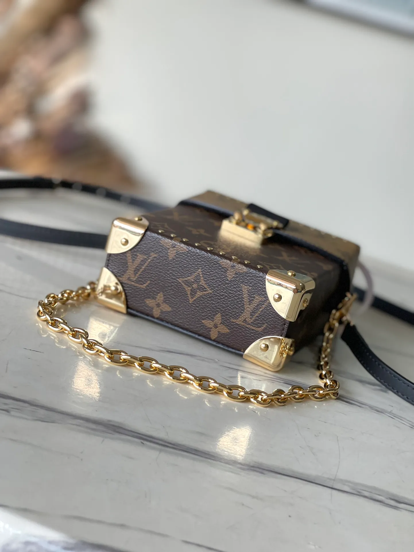 💰900 (Steel Hardware) Top Original Order M82465 Yellow Flower This Camera Box handbag uses Monogram and Monogram Reverse aviation cloth to create a modern configuration, integrating S-ock locks, metal corners and studs and other iconic details of Petite Malle handbags. The slim chain adds a feminine touch, and the top handle adds comfortable carrying. Dimensions: 12.5 × 17.6 × 6 cm