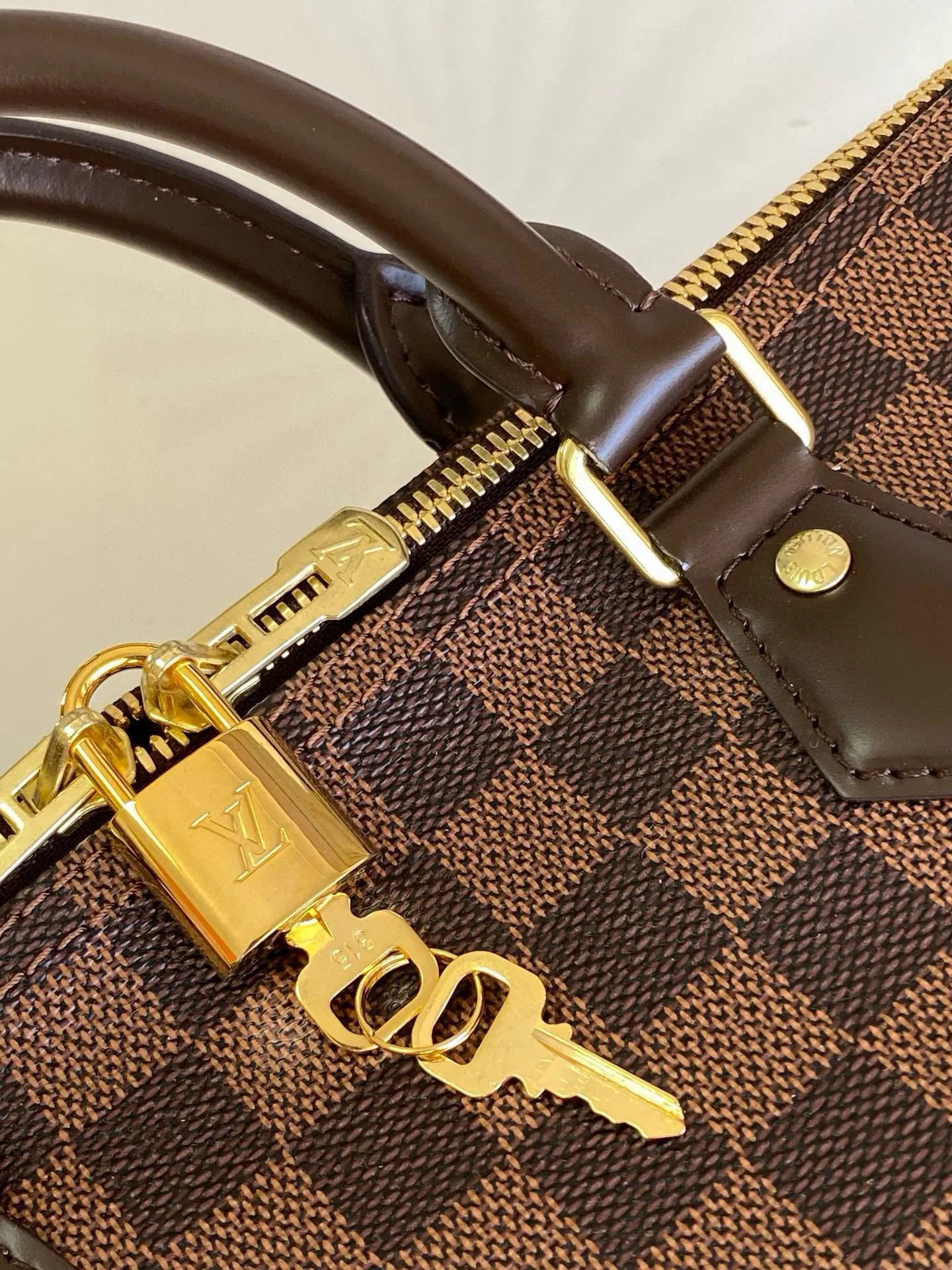 💰840 (size 35) Top original N41366 SPEEDY 35 handbag (with shoulder strap) The Speedy 35 handbag made of Damier Ebène canvas has a classic shape and exudes timeless elegance. The multifunctional shoulder strap can be used to carry it by hand, on the shoulder or across the body, making it flexible and convenient. Detailed features 35 x 23 x 18 cm (Length x Height x Width) Smooth leather trim Shiny gold-tone brass hardware Double zip closure with padlock Internal pocket D-ring for keys and accessories Soft fabric lining Shoulder strap: Removable, adjustable Half-length strap: 47.0 cm Half-length strap adjustable to: 53.5 cm Handle: Double handle