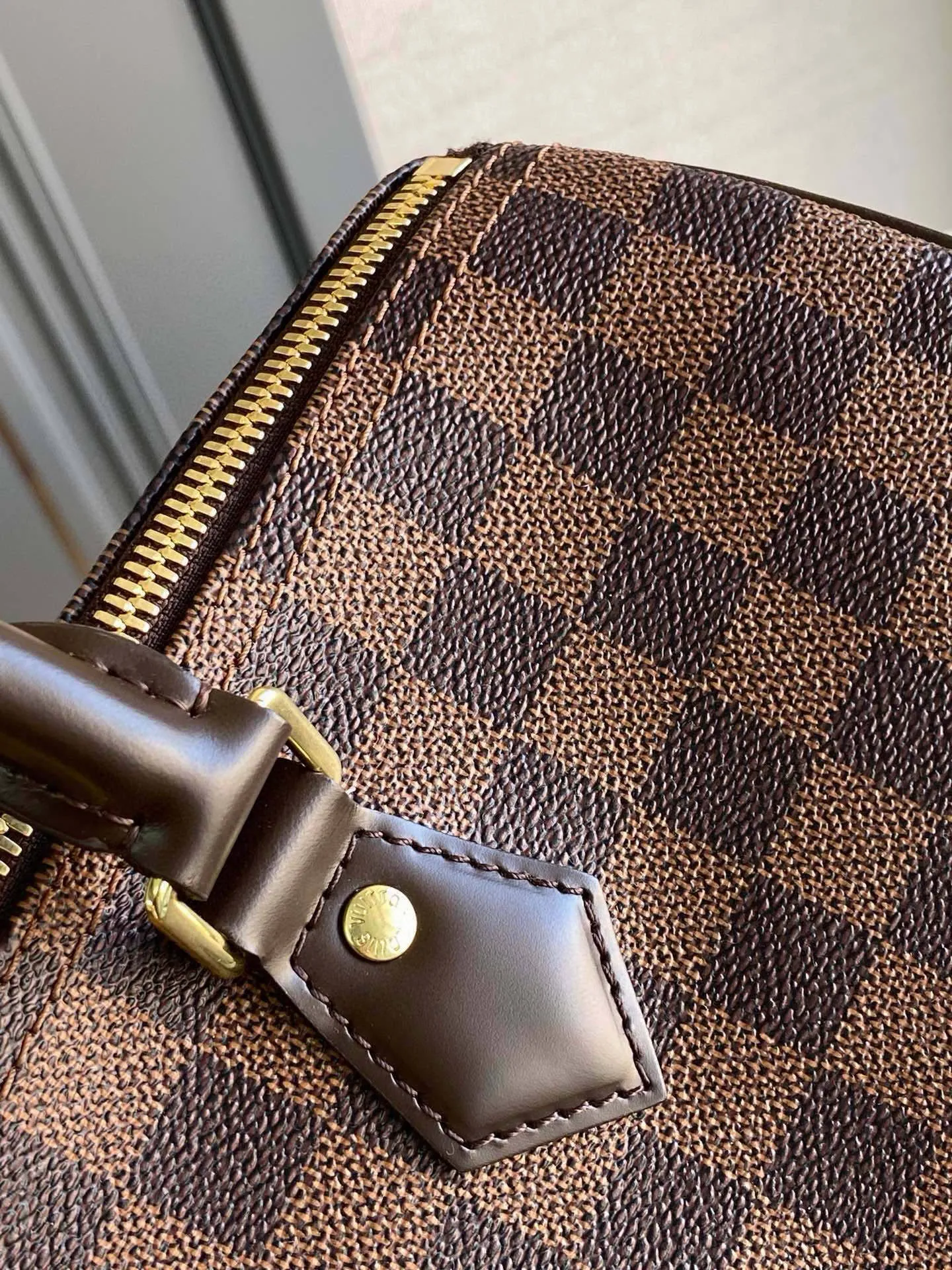 💰840 (size 35) Top original N41366 SPEEDY 35 handbag (with shoulder strap) The Speedy 35 handbag made of Damier Ebène canvas has a classic shape and exudes timeless elegance. The multifunctional shoulder strap can be used to carry it by hand, on the shoulder or across the body, making it flexible and convenient. Detailed features 35 x 23 x 18 cm (Length x Height x Width) Smooth leather trim Shiny gold-tone brass hardware Double zip closure with padlock Internal pocket D-ring for keys and accessories Soft fabric lining Shoulder strap: Removable, adjustable Half-length strap: 47.0 cm Half-length strap adjustable to: 53.5 cm Handle: Double handle