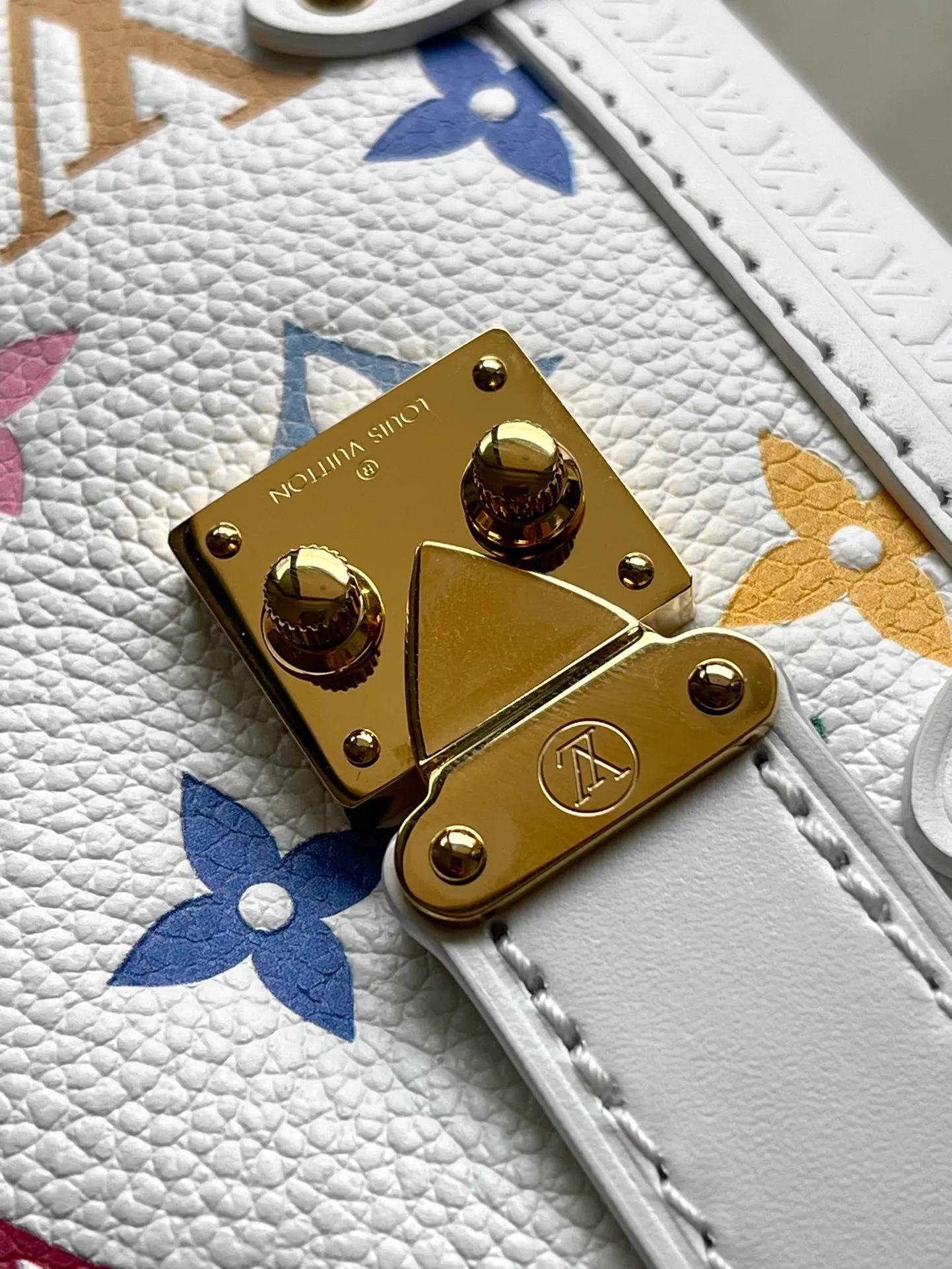 💰1300 (top-grain leather) Top original order M14046 This medium-sized Side Trunk handbag uses a humorous Monogram pattern to express the smart style of the x Murakami Takashi reissue series. It is made of soft cow leather with reinforced metal corners and the iconic S-lock lock, which can easily accommodate daily needs. The square shape is a nod to the brand's classic luggage, and the removable studded handle and shoulder strap allow for flexible carrying. Dimensions: 23.5 × 16 × 8.5 cm