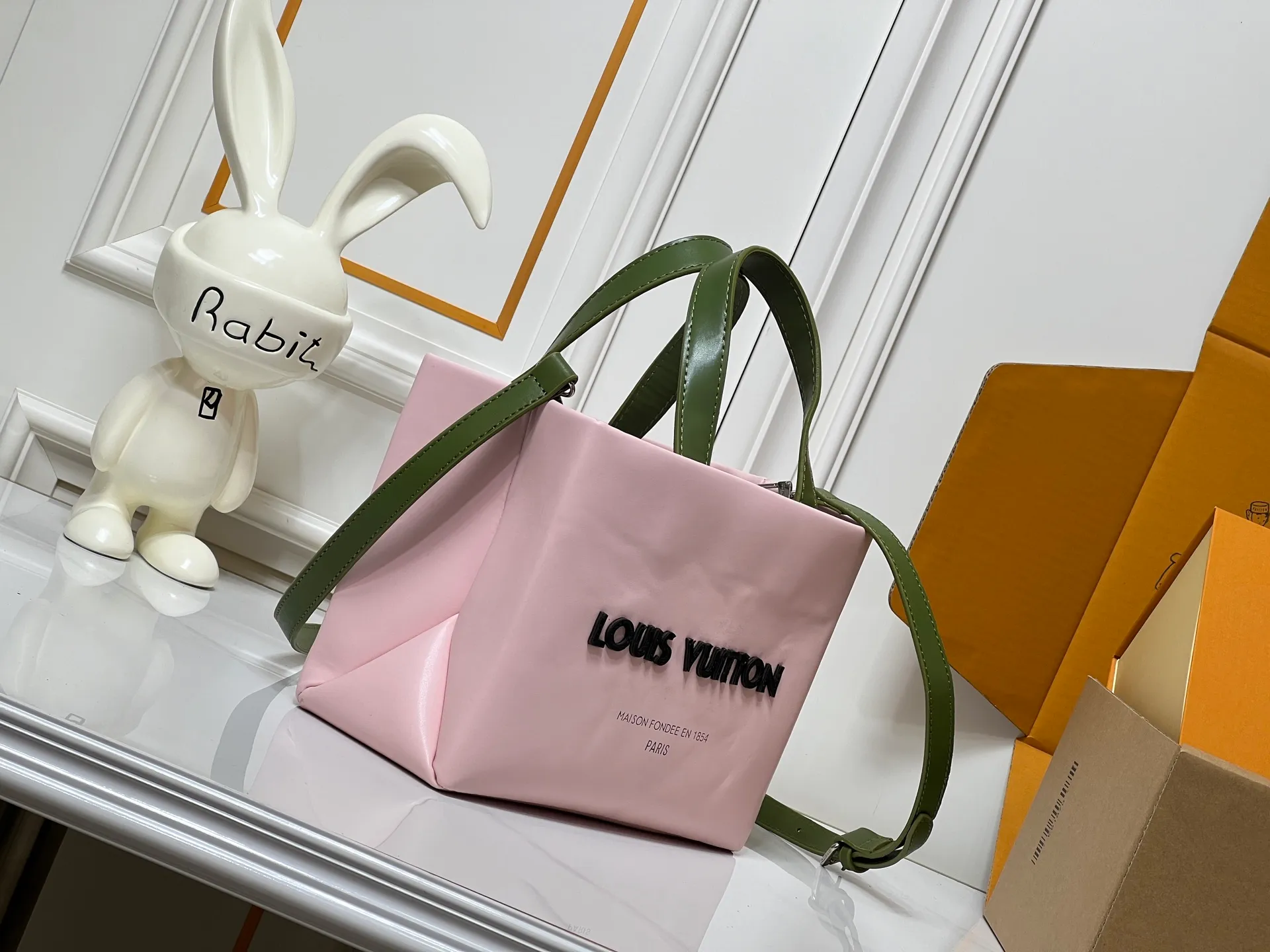 Batch 260💰M13940 presbyopic orange PHARREL and NIGO collection’s joint series top original order This Shopper medium handbag draws inspiration from Louis Vuitton shopping bags, with the words Louis Vuitton and Maison Fondée En 1854 written on soft cow leather, with a top handle and a detachable shoulder strap. 25x19x11 • Cow leather • Cow leather trim • Textile lining • Metal hardware • Musketon closure • Main compartment • Zip pocket • Double patch pockets • Handles: Double handle