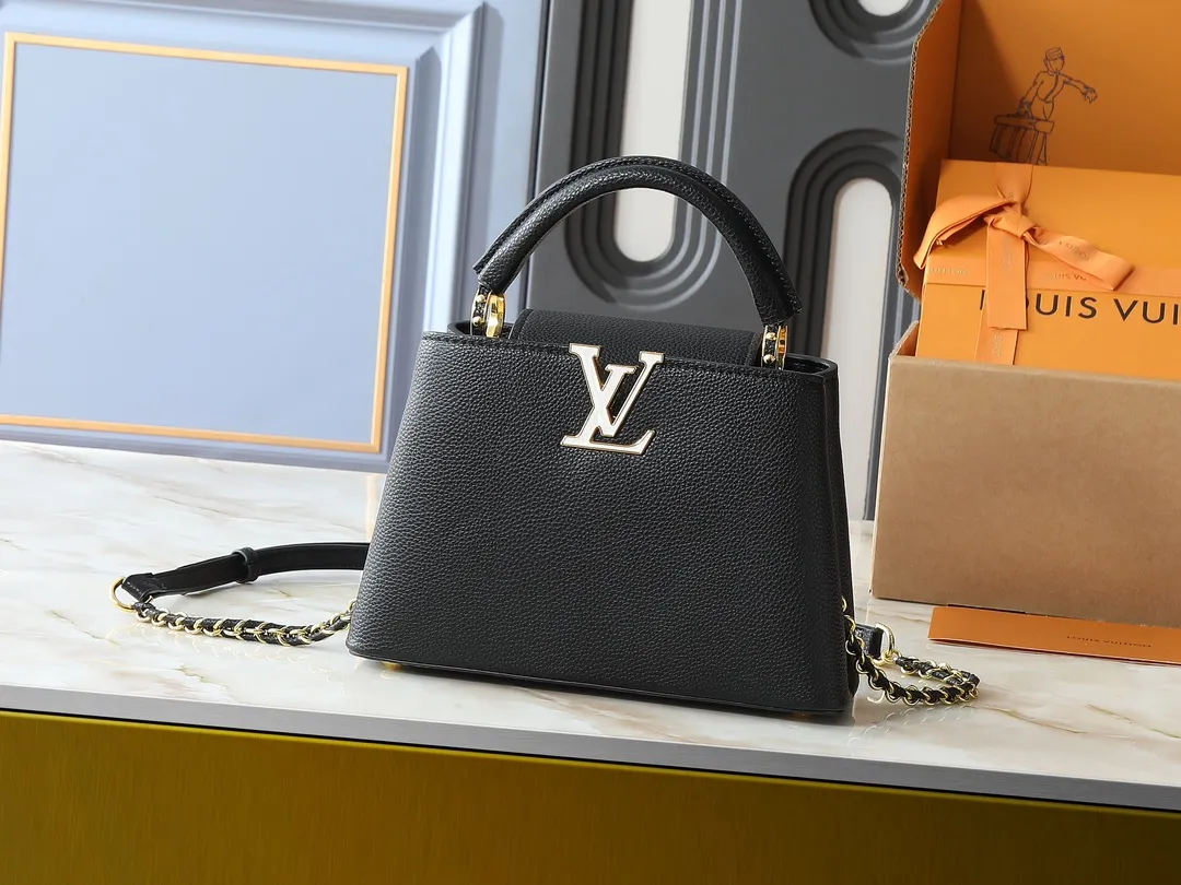 💰400💰Guangzhou goods Upgraded from the original M23083 M23082 This small Capucines handbag incorporates delicate Monogram flowers into the handle, using delicate brushstrokes to present the three-dimensional look of the LV logo, injecting dazzling luster into the soft design. Full-grain Taurillon leather is designed to fit a smartphone, short wallet and other small essentials. Dimensions: 27.0 x 17.3 x 9.0 cm (length x height x width)