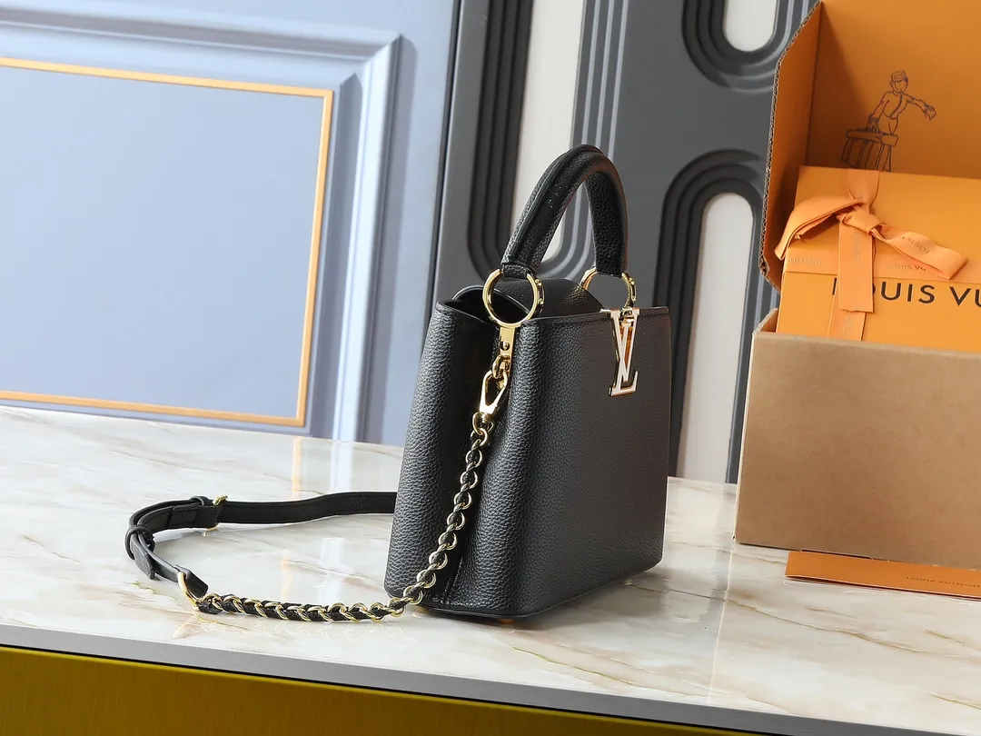 💰400💰Guangzhou goods Upgraded from the original M23083 M23082 This small Capucines handbag incorporates delicate Monogram flowers into the handle, using delicate brushstrokes to present the three-dimensional look of the LV logo, injecting dazzling luster into the soft design. Full-grain Taurillon leather is designed to fit a smartphone, short wallet and other small essentials. Dimensions: 27.0 x 17.3 x 9.0 cm (length x height x width)