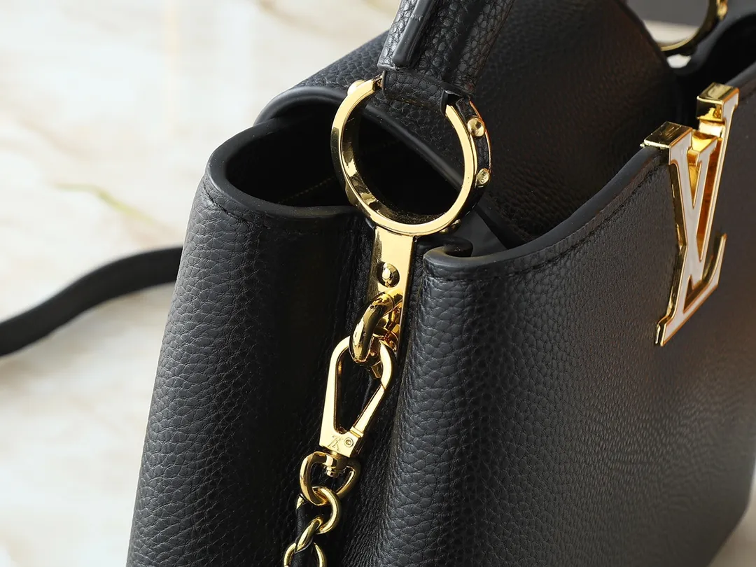 💰400💰Guangzhou goods Upgraded from the original M23083 M23082 This small Capucines handbag incorporates delicate Monogram flowers into the handle, using delicate brushstrokes to present the three-dimensional look of the LV logo, injecting dazzling luster into the soft design. Full-grain Taurillon leather is designed to fit a smartphone, short wallet and other small essentials. Dimensions: 27.0 x 17.3 x 9.0 cm (length x height x width)