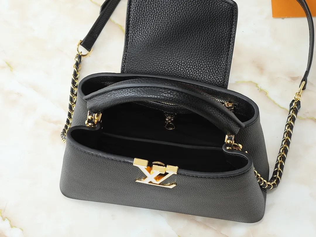 💰400💰Guangzhou goods Upgraded from the original M23083 M23082 This small Capucines handbag incorporates delicate Monogram flowers into the handle, using delicate brushstrokes to present the three-dimensional look of the LV logo, injecting dazzling luster into the soft design. Full-grain Taurillon leather is designed to fit a smartphone, short wallet and other small essentials. Dimensions: 27.0 x 17.3 x 9.0 cm (length x height x width)