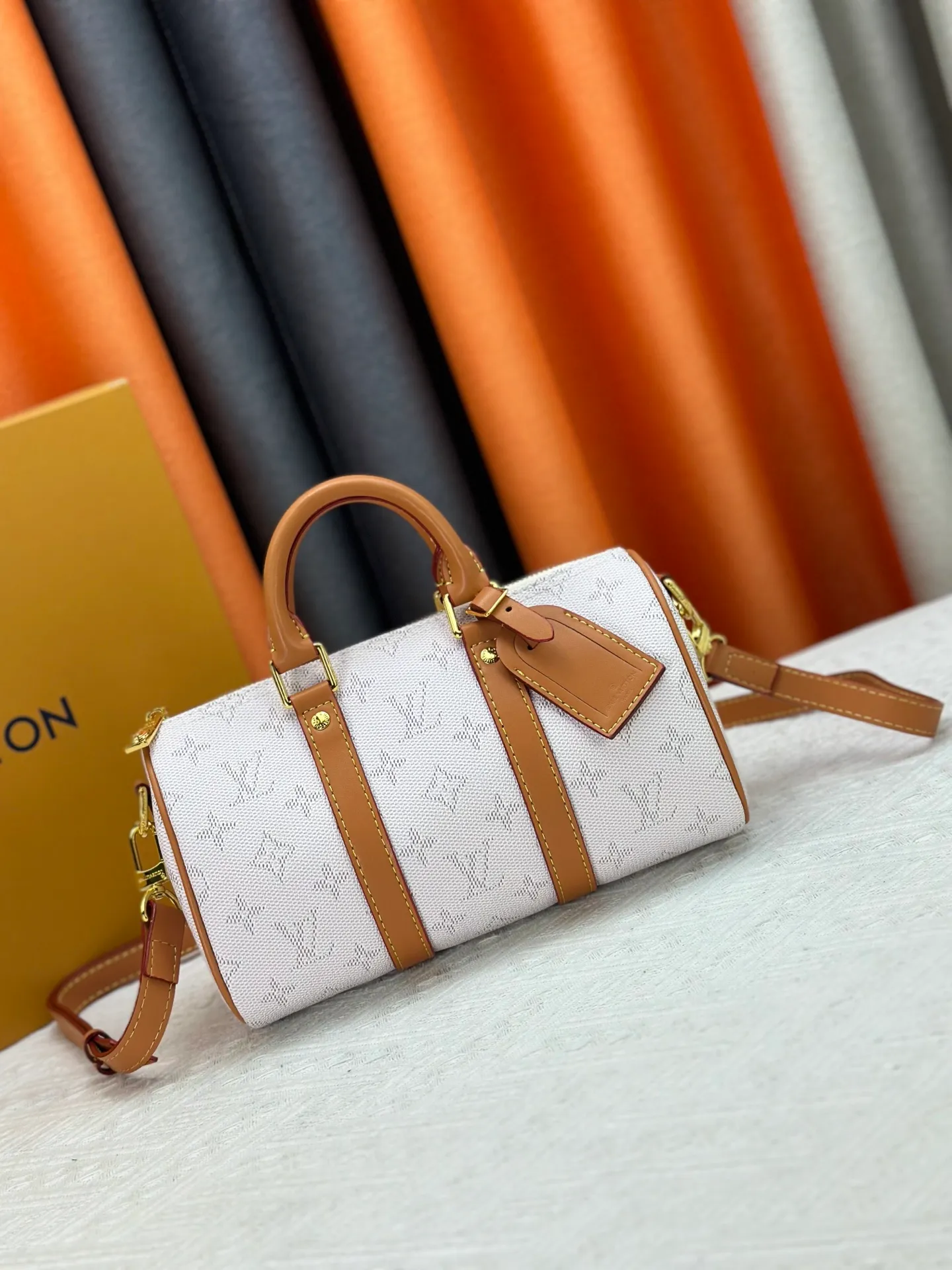P250 Upgraded Original M14078 M01942 M15076 M24434 M46271 M20900 M46249 This handbag condenses the classic silhouette of the Keepall travel bag. It is made of Monogram embossed Taurillon leather. Its compact shape is suitable for storing small items such as mobile phones and wallets. With its clever use of leather handles and detachable shoulder strap, it's easy to carry with you in trendy style. Detailed features Dimensions: 25✘15✘11 cm