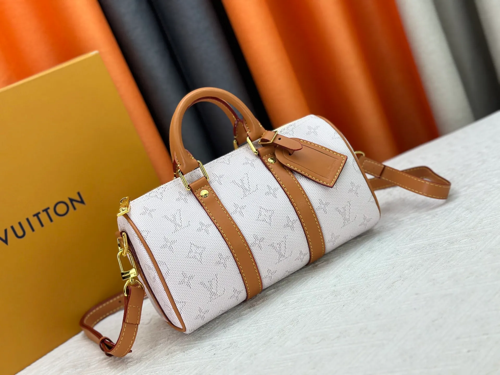 P250 Upgraded Original M14078 M01942 M15076 M24434 M46271 M20900 M46249 This handbag condenses the classic silhouette of the Keepall travel bag. It is made of Monogram embossed Taurillon leather. Its compact shape is suitable for storing small items such as mobile phones and wallets. With its clever use of leather handles and detachable shoulder strap, it's easy to carry with you in trendy style. Detailed features Dimensions: 25✘15✘11 cm