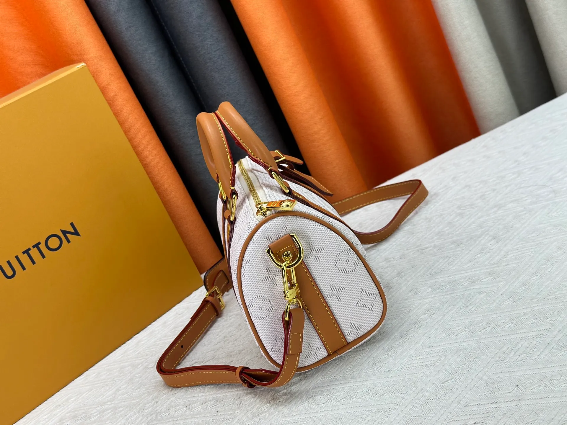 P250 Upgraded Original M14078 M01942 M15076 M24434 M46271 M20900 M46249 This handbag condenses the classic silhouette of the Keepall travel bag. It is made of Monogram embossed Taurillon leather. Its compact shape is suitable for storing small items such as mobile phones and wallets. With its clever use of leather handles and detachable shoulder strap, it's easy to carry with you in trendy style. Detailed features Dimensions: 25✘15✘11 cm