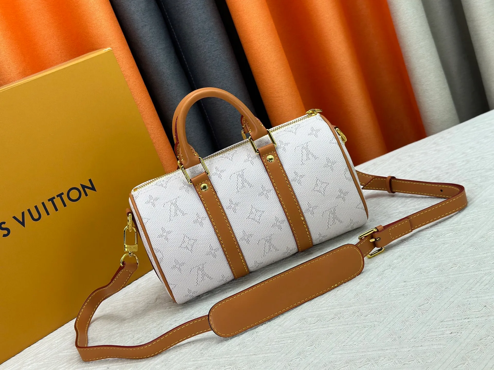 P250 Upgraded Original M14078 M01942 M15076 M24434 M46271 M20900 M46249 This handbag condenses the classic silhouette of the Keepall travel bag. It is made of Monogram embossed Taurillon leather. Its compact shape is suitable for storing small items such as mobile phones and wallets. With its clever use of leather handles and detachable shoulder strap, it's easy to carry with you in trendy style. Detailed features Dimensions: 25✘15✘11 cm