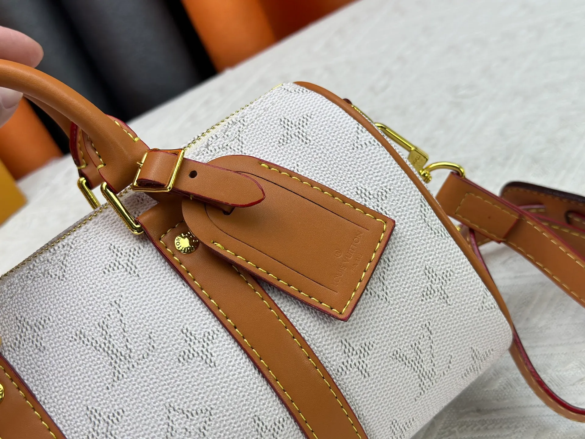 P250 Upgraded Original M14078 M01942 M15076 M24434 M46271 M20900 M46249 This handbag condenses the classic silhouette of the Keepall travel bag. It is made of Monogram embossed Taurillon leather. Its compact shape is suitable for storing small items such as mobile phones and wallets. With its clever use of leather handles and detachable shoulder strap, it's easy to carry with you in trendy style. Detailed features Dimensions: 25✘15✘11 cm