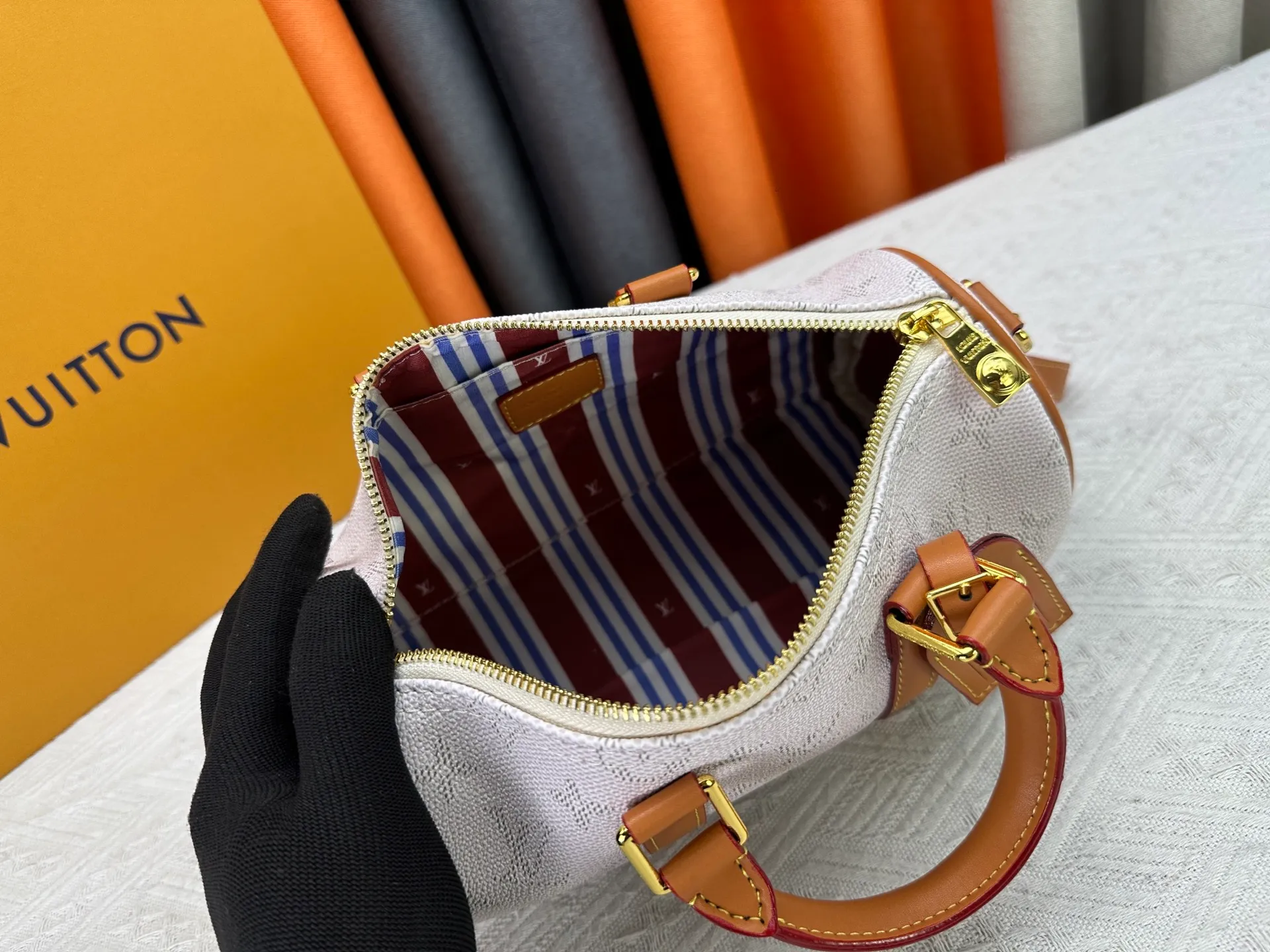P250 Upgraded Original M14078 M01942 M15076 M24434 M46271 M20900 M46249 This handbag condenses the classic silhouette of the Keepall travel bag. It is made of Monogram embossed Taurillon leather. Its compact shape is suitable for storing small items such as mobile phones and wallets. With its clever use of leather handles and detachable shoulder strap, it's easy to carry with you in trendy style. Detailed features Dimensions: 25✘15✘11 cm