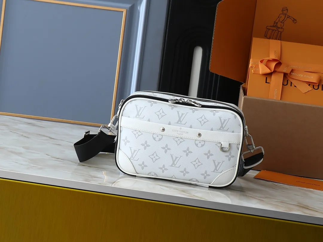 💰260💰Upgraded from the original M31069 M46955 M31014 M31016 nano alpha handbag, the monogram shadow leather is subtly embossed with the monogram pattern, making the compact structure show elegance. Black leather rivets with black floral pattern, two corners wrapped compartments on the front, box bag, camera bag, shoulder bag oo[handshake][handshake] rivet elements are marked with brand imprints, zipper compartments and external patch pockets are convenient for storing daily needs, and the detachable and adjustable leather shoulder strap allows for comfortable carrying. 24 x 16 x 8 cm (length x height x width)