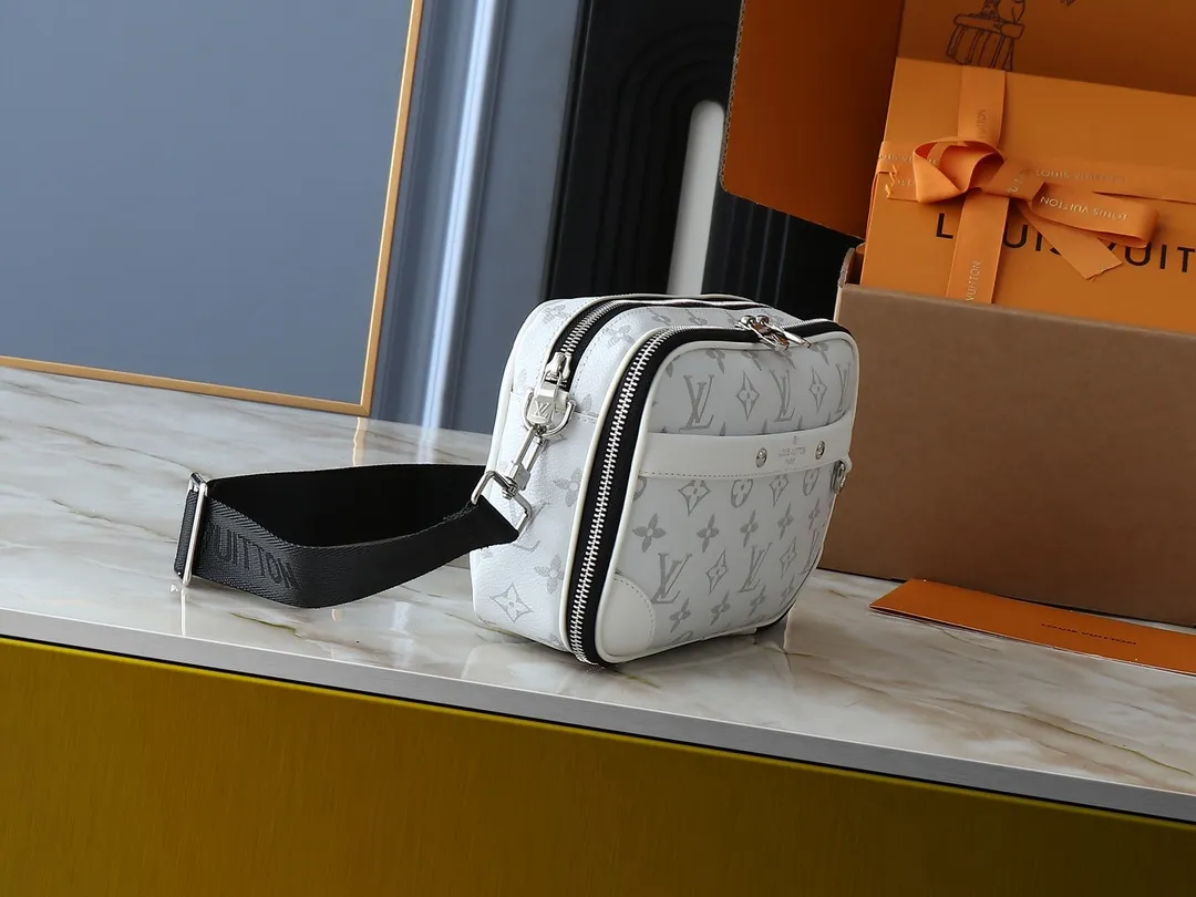 💰260💰Upgraded from the original M31069 M46955 M31014 M31016 nano alpha handbag, the monogram shadow leather is subtly embossed with the monogram pattern, making the compact structure show elegance. Black leather rivets with black floral pattern, two corners wrapped compartments on the front, box bag, camera bag, shoulder bag oo[handshake][handshake] rivet elements are marked with brand imprints, zipper compartments and external patch pockets are convenient for storing daily needs, and the detachable and adjustable leather shoulder strap allows for comfortable carrying. 24 x 16 x 8 cm (length x height x width)