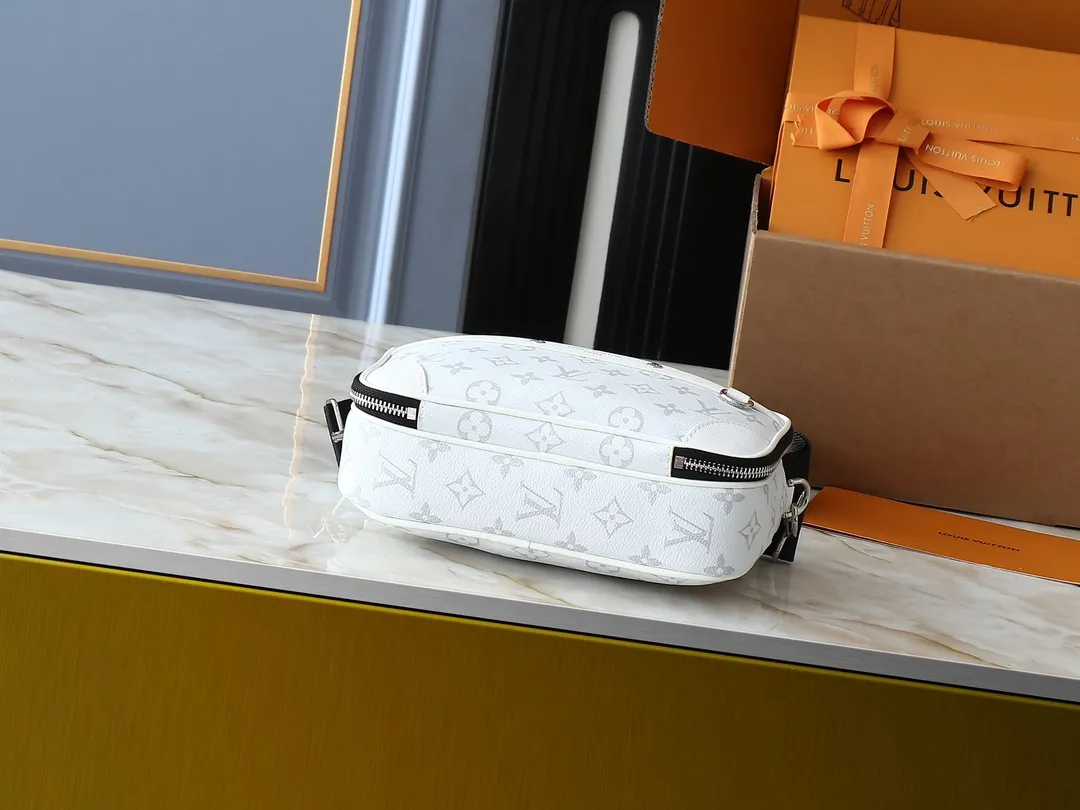 💰260💰Upgraded from the original M31069 M46955 M31014 M31016 nano alpha handbag, the monogram shadow leather is subtly embossed with the monogram pattern, making the compact structure show elegance. Black leather rivets with black floral pattern, two corners wrapped compartments on the front, box bag, camera bag, shoulder bag oo[handshake][handshake] rivet elements are marked with brand imprints, zipper compartments and external patch pockets are convenient for storing daily needs, and the detachable and adjustable leather shoulder strap allows for comfortable carrying. 24 x 16 x 8 cm (length x height x width)