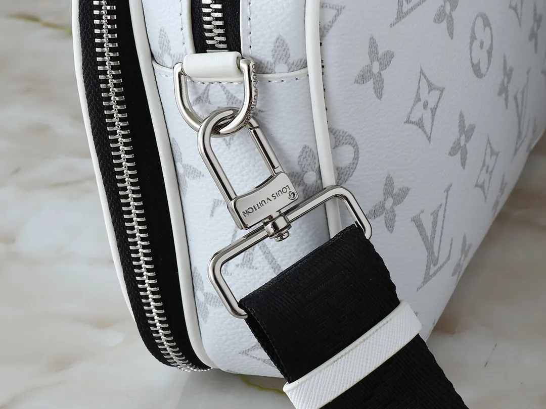 💰260💰Upgraded from the original M31069 M46955 M31014 M31016 nano alpha handbag, the monogram shadow leather is subtly embossed with the monogram pattern, making the compact structure show elegance. Black leather rivets with black floral pattern, two corners wrapped compartments on the front, box bag, camera bag, shoulder bag oo[handshake][handshake] rivet elements are marked with brand imprints, zipper compartments and external patch pockets are convenient for storing daily needs, and the detachable and adjustable leather shoulder strap allows for comfortable carrying. 24 x 16 x 8 cm (length x height x width)