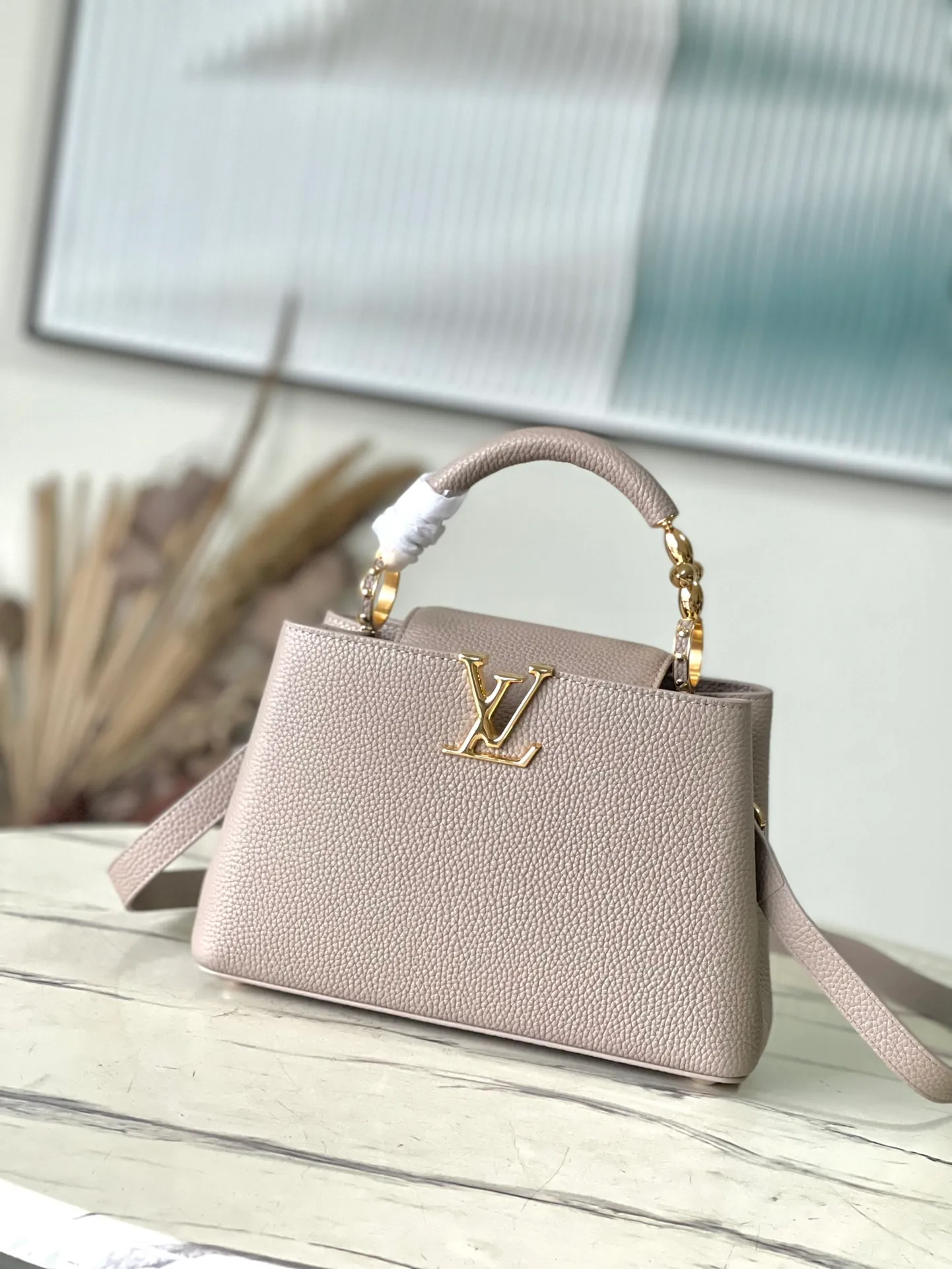 💰2360 (Special Grade Original Leather) M24698 Elephant Gray Small Size This Capucines BB handbag is made of Taurillon cow leather embellished with shiny metal parts, and the LV letters are written with 3D strokes. Metal Monogram flowers bloom quietly on the rolled leather handle, subtly proving the brand's exquisite craftsmanship. The detachable and adjustable leather shoulder strap allows for comfortable shoulder carrying. Dimensions: 26.5 × 17.5 × 9 cm