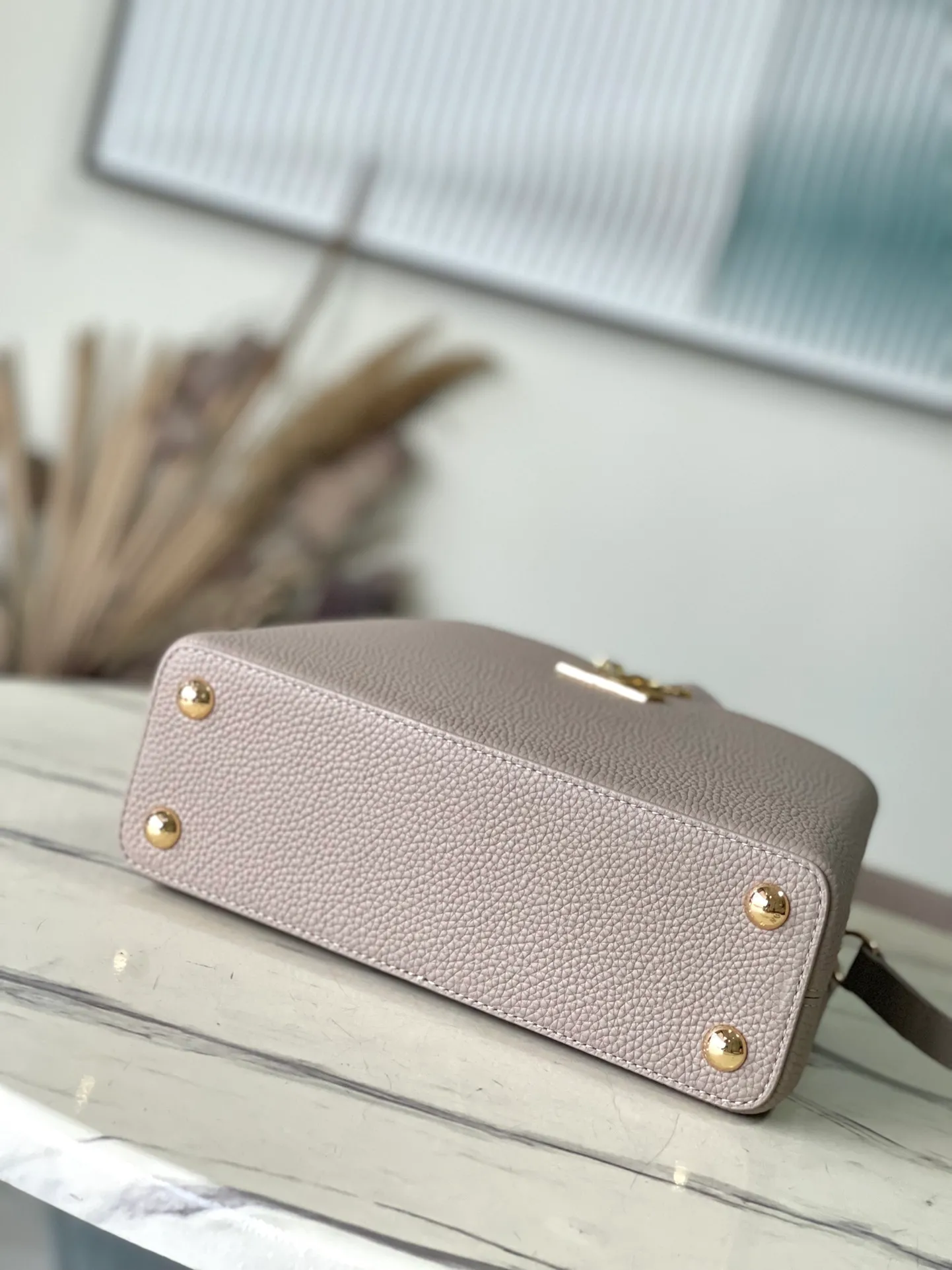 💰2360 (Special Grade Original Leather) M24698 Elephant Gray Small Size This Capucines BB handbag is made of Taurillon cow leather embellished with shiny metal parts, and the LV letters are written with 3D strokes. Metal Monogram flowers bloom quietly on the rolled leather handle, subtly proving the brand's exquisite craftsmanship. The detachable and adjustable leather shoulder strap allows for comfortable shoulder carrying. Dimensions: 26.5 × 17.5 × 9 cm