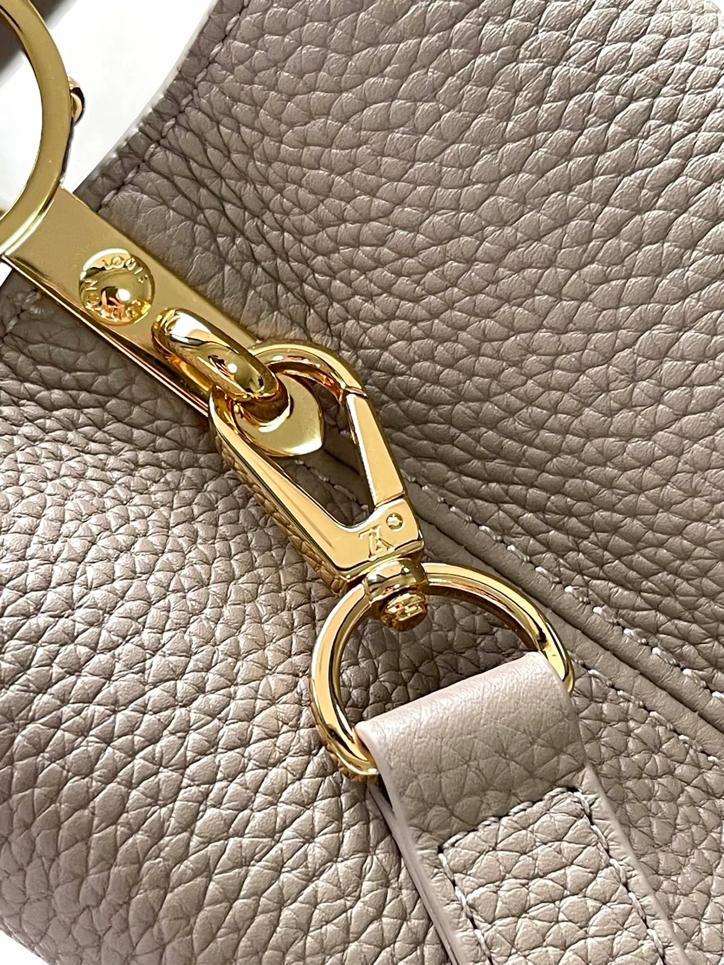 💰2360 (Special Grade Original Leather) M24698 Elephant Gray Small Size This Capucines BB handbag is made of Taurillon cow leather embellished with shiny metal parts, and the LV letters are written with 3D strokes. Metal Monogram flowers bloom quietly on the rolled leather handle, subtly proving the brand's exquisite craftsmanship. The detachable and adjustable leather shoulder strap allows for comfortable shoulder carrying. Dimensions: 26.5 × 17.5 × 9 cm