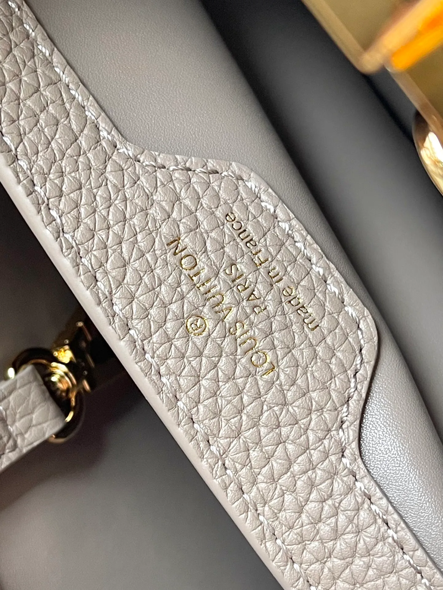 💰2360 (Special Grade Original Leather) M24698 Elephant Gray Small Size This Capucines BB handbag is made of Taurillon cow leather embellished with shiny metal parts, and the LV letters are written with 3D strokes. Metal Monogram flowers bloom quietly on the rolled leather handle, subtly proving the brand's exquisite craftsmanship. The detachable and adjustable leather shoulder strap allows for comfortable shoulder carrying. Dimensions: 26.5 × 17.5 × 9 cm
