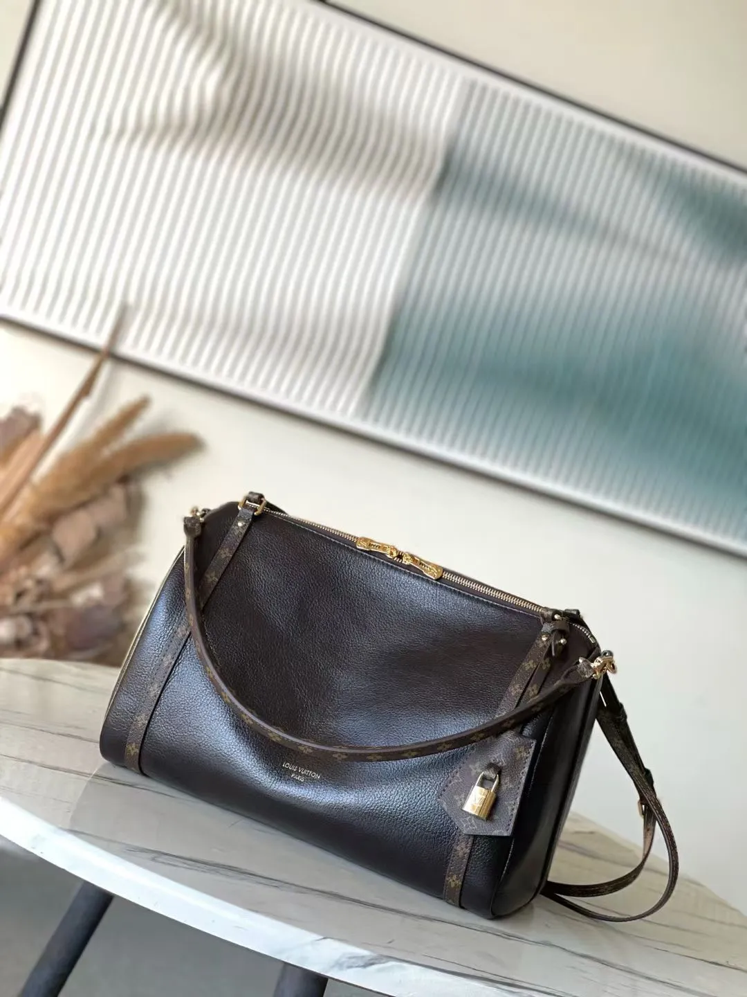 💰1140 (top layer leather) top original order M26359 oil wax leather. This season's Express medium handbag is specially crafted for modern women. This iconic design features a calfskin body with classic Monogram canvas trim. The Monogram jacquard lining pays tribute to the brand's long heritage, making it a perfect choice for urban life. It can be worn in various ways at will. The key bag and padlock are the finishing touches, adding subtle details to the overall design. Dimensions: 36 × 24 × 18.5 cm