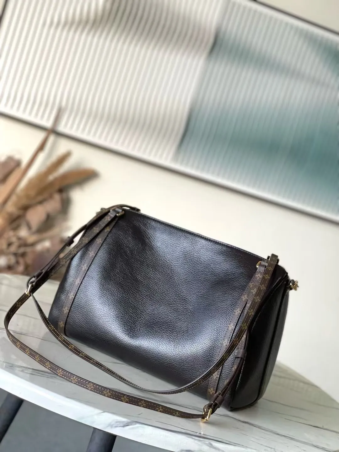 💰1140 (top layer leather) top original order M26359 oil wax leather. This season's Express medium handbag is specially crafted for modern women. This iconic design features a calfskin body with classic Monogram canvas trim. The Monogram jacquard lining pays tribute to the brand's long heritage, making it a perfect choice for urban life. It can be worn in various ways at will. The key bag and padlock are the finishing touches, adding subtle details to the overall design. Dimensions: 36 × 24 × 18.5 cm