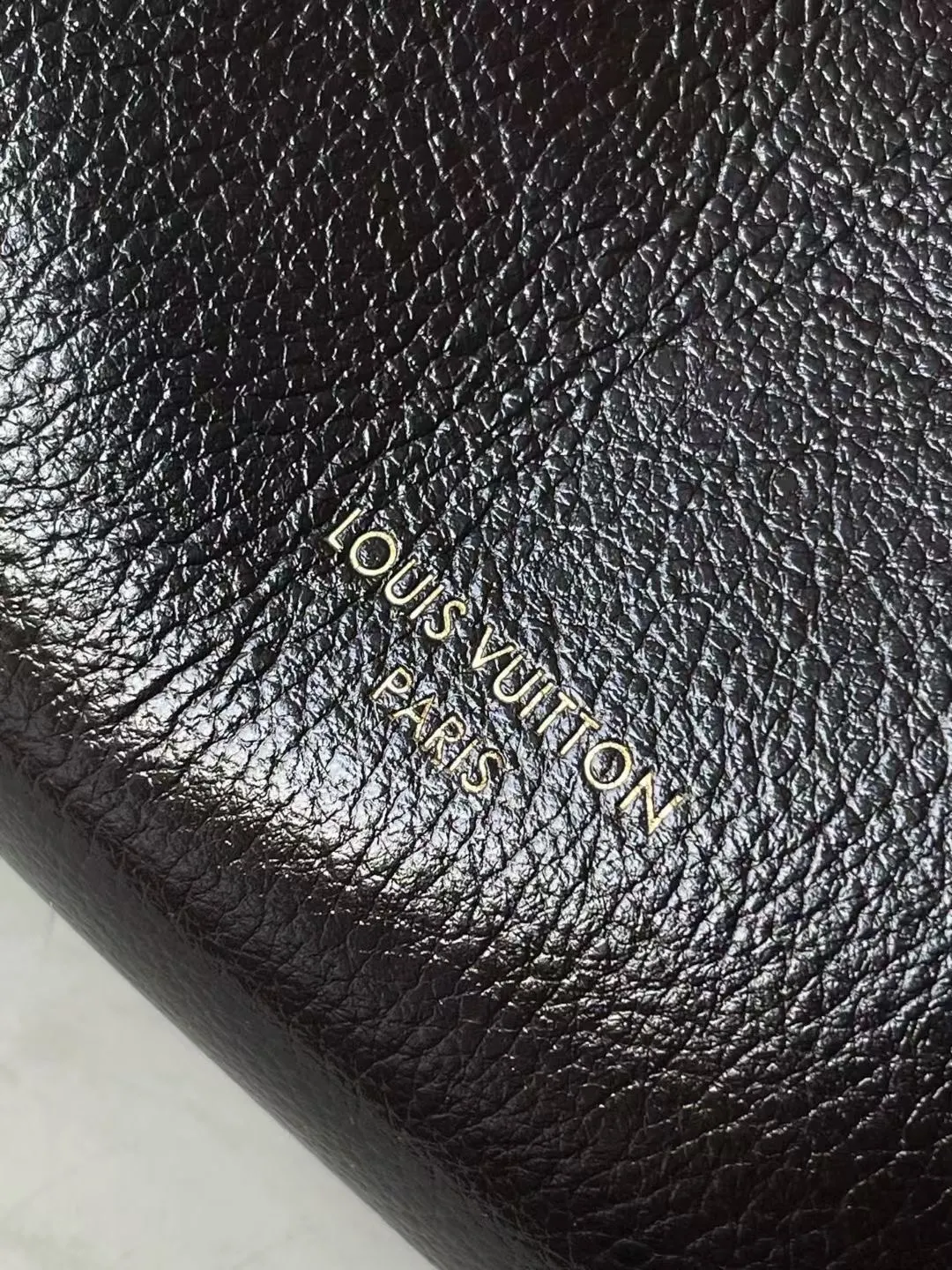 💰1140 (top layer leather) top original order M26359 oil wax leather. This season's Express medium handbag is specially crafted for modern women. This iconic design features a calfskin body with classic Monogram canvas trim. The Monogram jacquard lining pays tribute to the brand's long heritage, making it a perfect choice for urban life. It can be worn in various ways at will. The key bag and padlock are the finishing touches, adding subtle details to the overall design. Dimensions: 36 × 24 × 18.5 cm