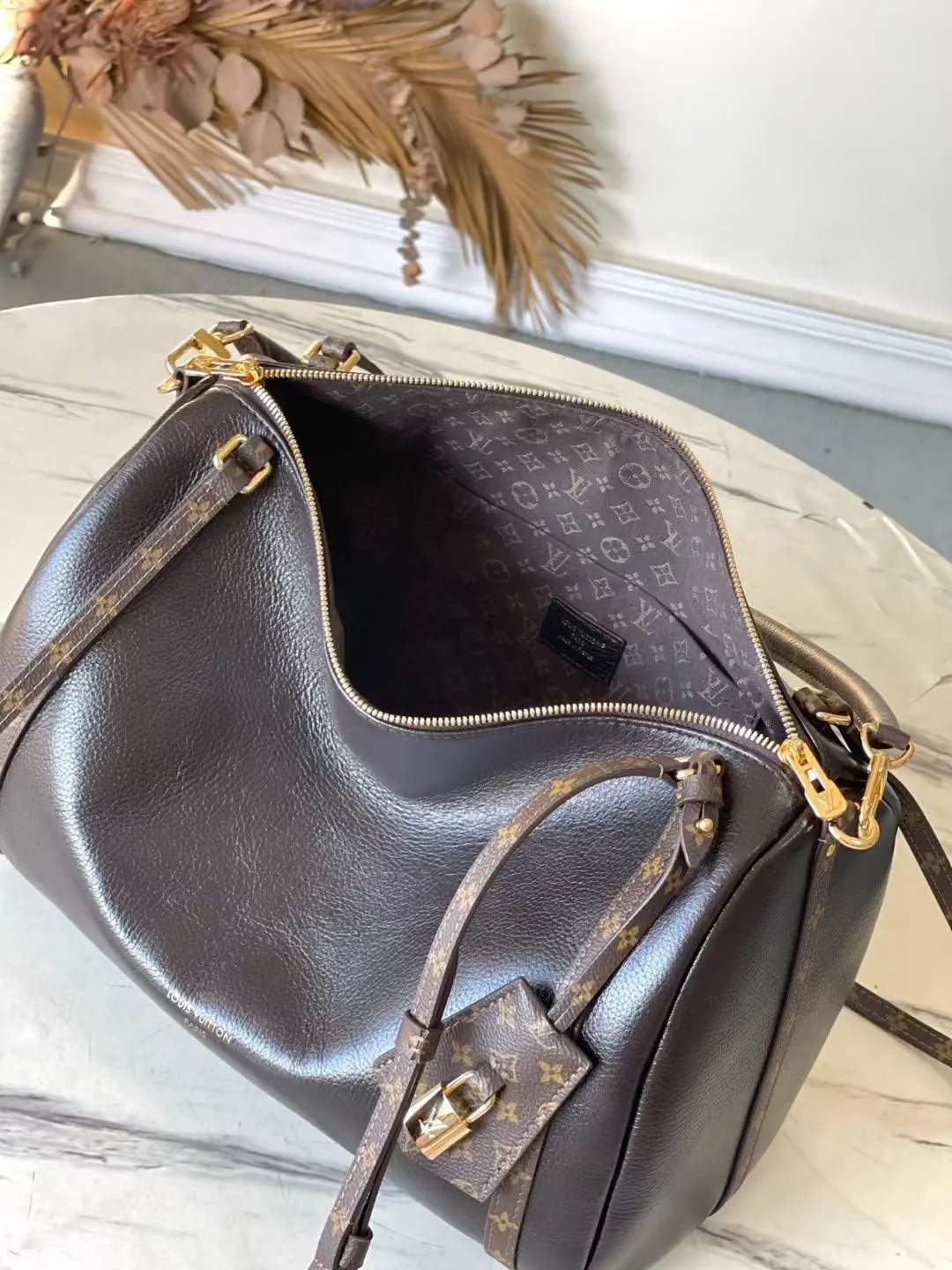 💰1140 (top layer leather) top original order M26359 oil wax leather. This season's Express medium handbag is specially crafted for modern women. This iconic design features a calfskin body with classic Monogram canvas trim. The Monogram jacquard lining pays tribute to the brand's long heritage, making it a perfect choice for urban life. It can be worn in various ways at will. The key bag and padlock are the finishing touches, adding subtle details to the overall design. Dimensions: 36 × 24 × 18.5 cm