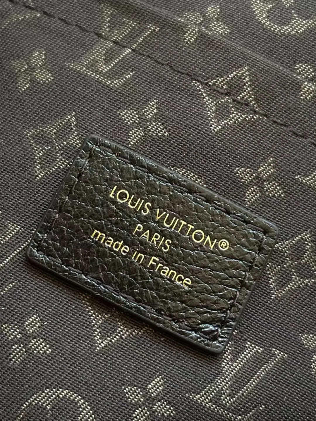 💰1140 (top layer leather) top original order M26359 oil wax leather. This season's Express medium handbag is specially crafted for modern women. This iconic design features a calfskin body with classic Monogram canvas trim. The Monogram jacquard lining pays tribute to the brand's long heritage, making it a perfect choice for urban life. It can be worn in various ways at will. The key bag and padlock are the finishing touches, adding subtle details to the overall design. Dimensions: 36 × 24 × 18.5 cm