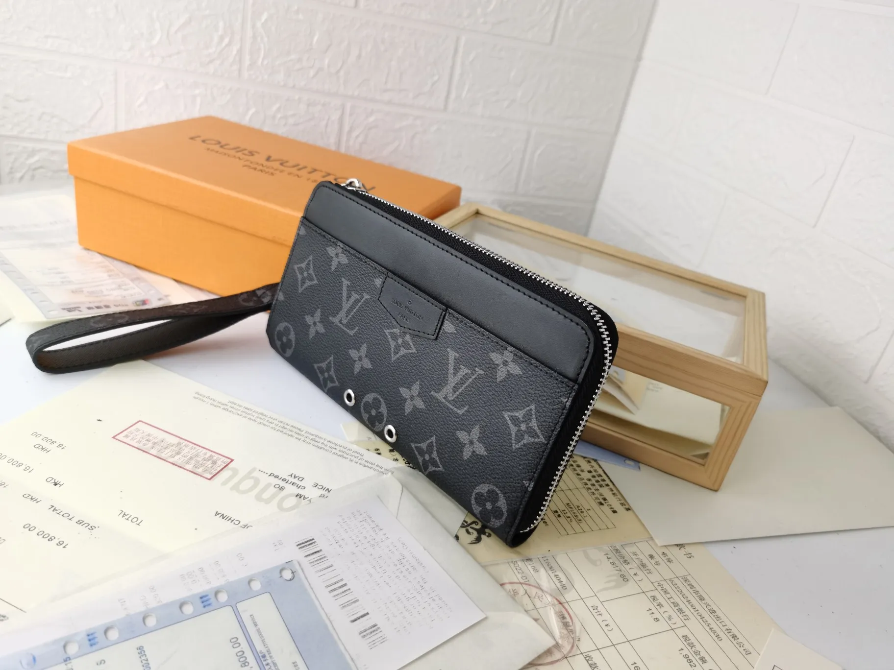 P160💰Top original version💎【Real shot with home background】Zippy Dragonne zipper wallet M69037# Pays tribute to Louis Vuitton's tradition of traveling and making suitcases. The wallet is decorated with travel-style patches and the Louis Vuitton logo. With its compact interior and simple design, this wallet is ideal for everyday use. 19.0x11.0x3.5cm
