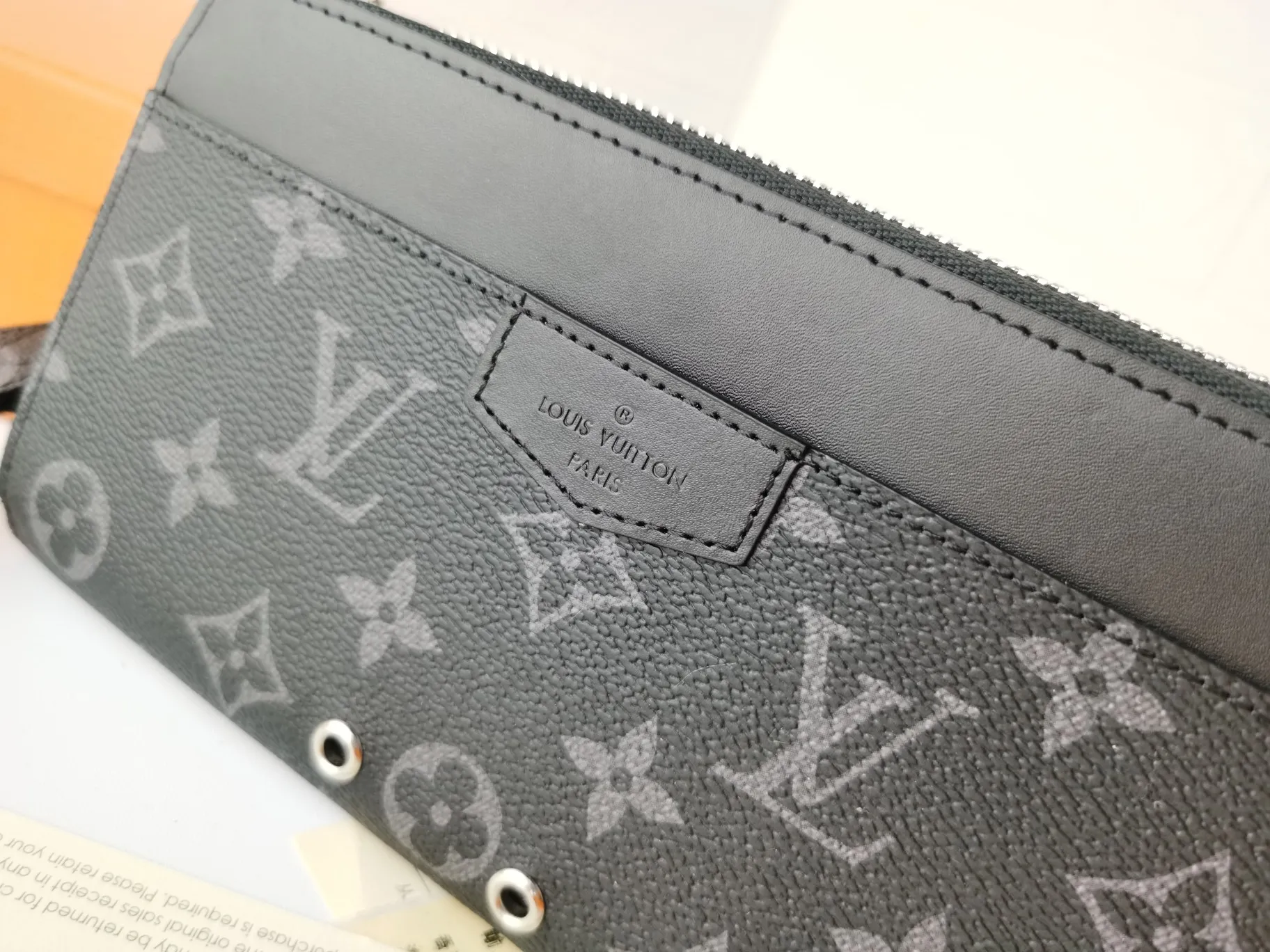 P160💰Top original version💎【Real shot with home background】Zippy Dragonne zipper wallet M69037# Pays tribute to Louis Vuitton's tradition of traveling and making suitcases. The wallet is decorated with travel-style patches and the Louis Vuitton logo. With its compact interior and simple design, this wallet is ideal for everyday use. 19.0x11.0x3.5cm