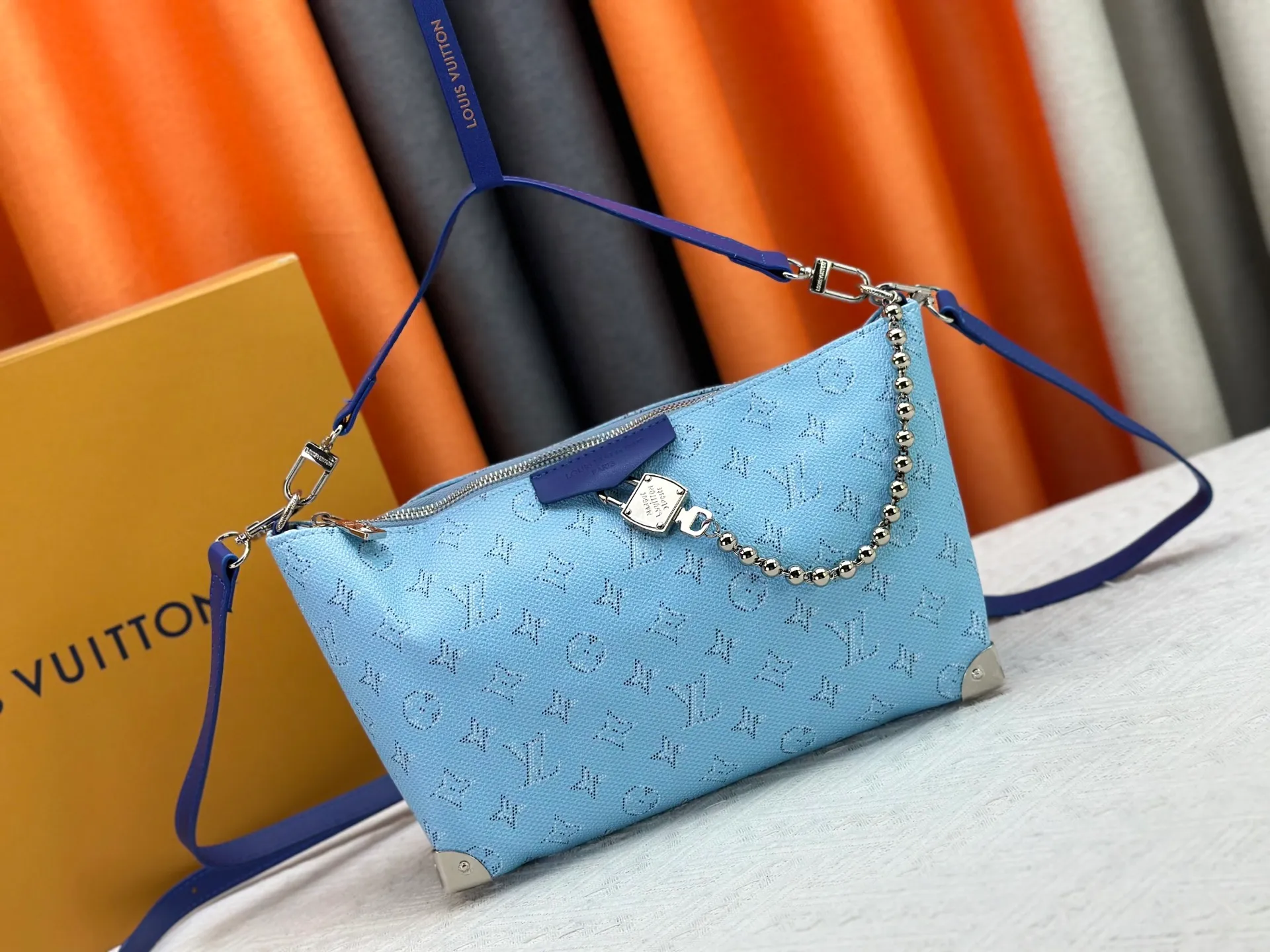 P280 Upgraded original version M14661 This version of Hills chette draws inspiration from Louis Vuitton’s iconic Monogram canvas and is dazzlingly embellished with Monogram Mini. This handbag is a 2025 new design, decorated with cowhide trim and gold metal parts. The length of the handle can be adjusted to the most suitable length, and there is ample space inside the bag to store a mobile phone, business card holder, lipstick and keys. 32x 19x 9.5 cm (length x height x width)