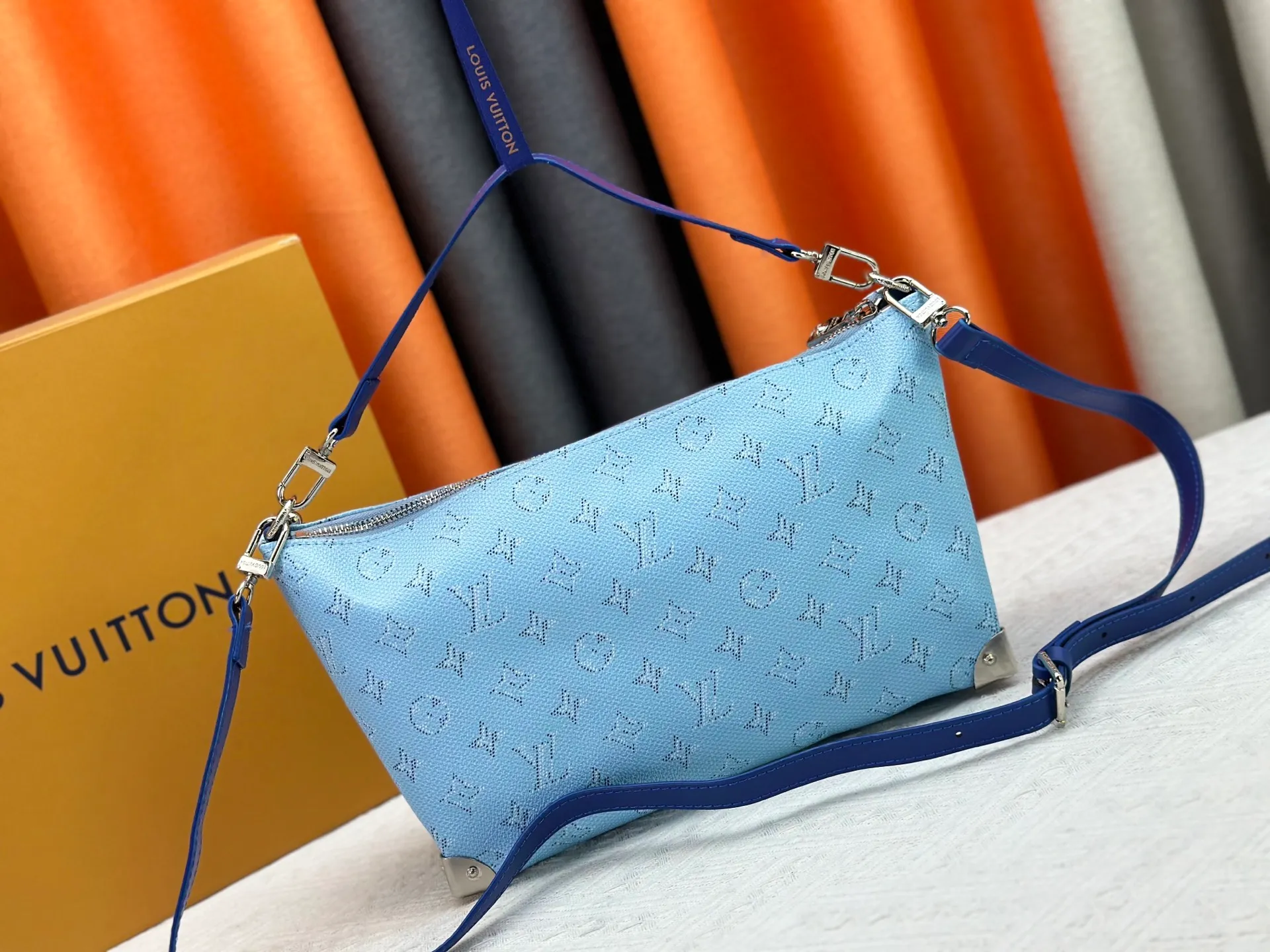 P280 Upgraded original version M14661 This version of Hills chette draws inspiration from Louis Vuitton’s iconic Monogram canvas and is dazzlingly embellished with Monogram Mini. This handbag is a 2025 new design, decorated with cowhide trim and gold metal parts. The length of the handle can be adjusted to the most suitable length, and there is ample space inside the bag to store a mobile phone, business card holder, lipstick and keys. 32x 19x 9.5 cm (length x height x width)