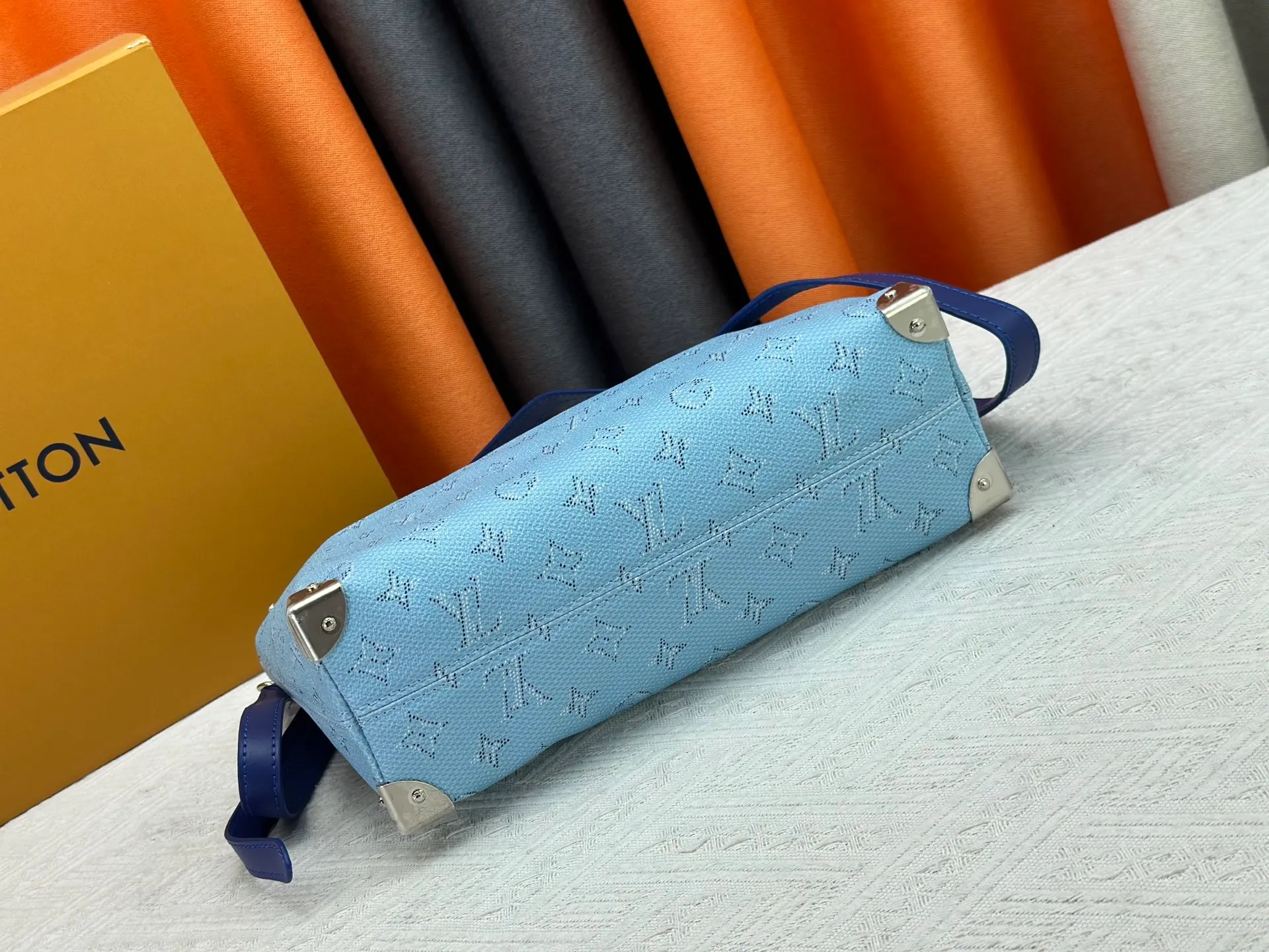 P280 Upgraded original version M14661 This version of Hills chette draws inspiration from Louis Vuitton’s iconic Monogram canvas and is dazzlingly embellished with Monogram Mini. This handbag is a 2025 new design, decorated with cowhide trim and gold metal parts. The length of the handle can be adjusted to the most suitable length, and there is ample space inside the bag to store a mobile phone, business card holder, lipstick and keys. 32x 19x 9.5 cm (length x height x width)