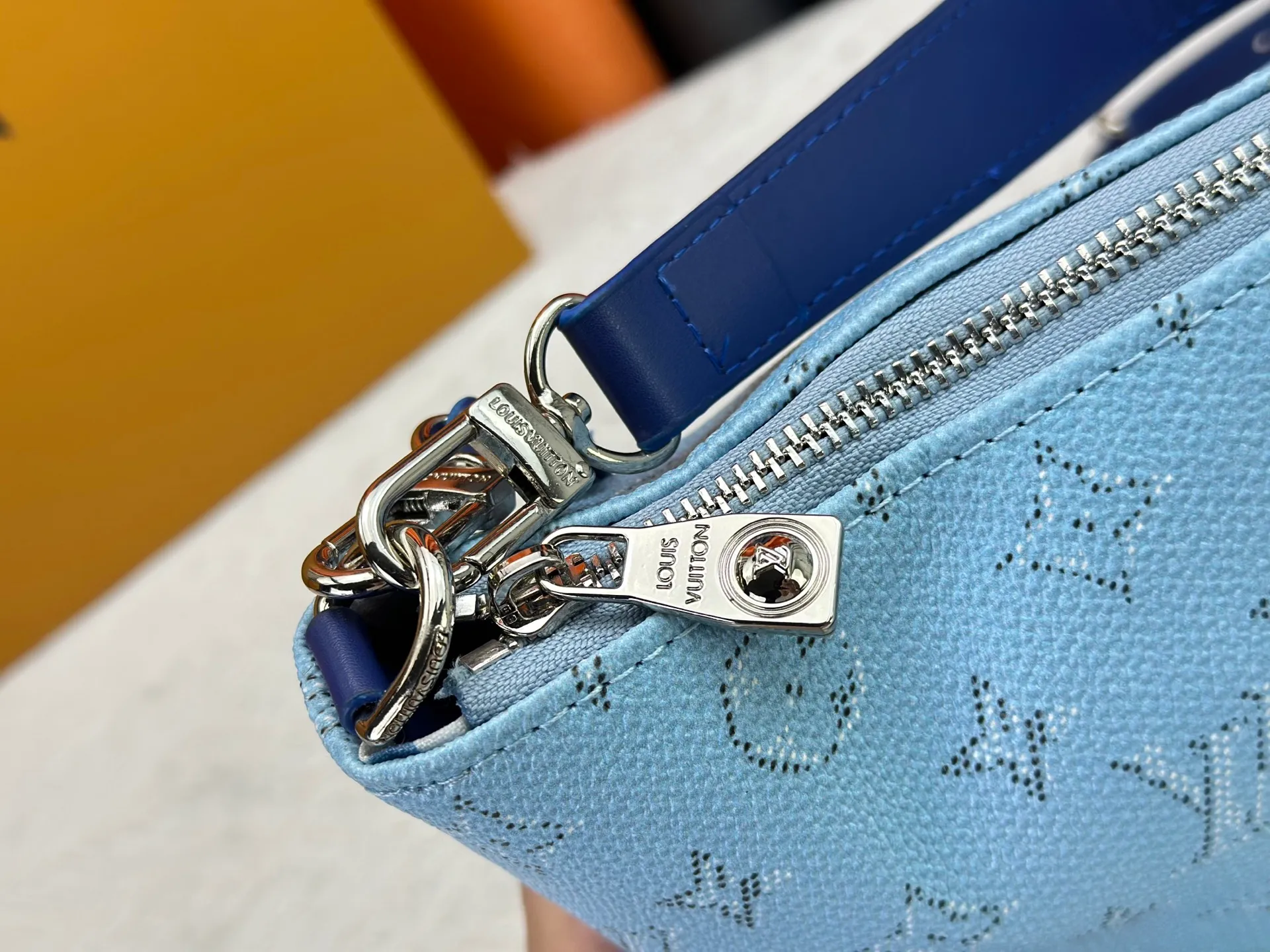 P280 Upgraded original version M14661 This version of Hills chette draws inspiration from Louis Vuitton’s iconic Monogram canvas and is dazzlingly embellished with Monogram Mini. This handbag is a 2025 new design, decorated with cowhide trim and gold metal parts. The length of the handle can be adjusted to the most suitable length, and there is ample space inside the bag to store a mobile phone, business card holder, lipstick and keys. 32x 19x 9.5 cm (length x height x width)