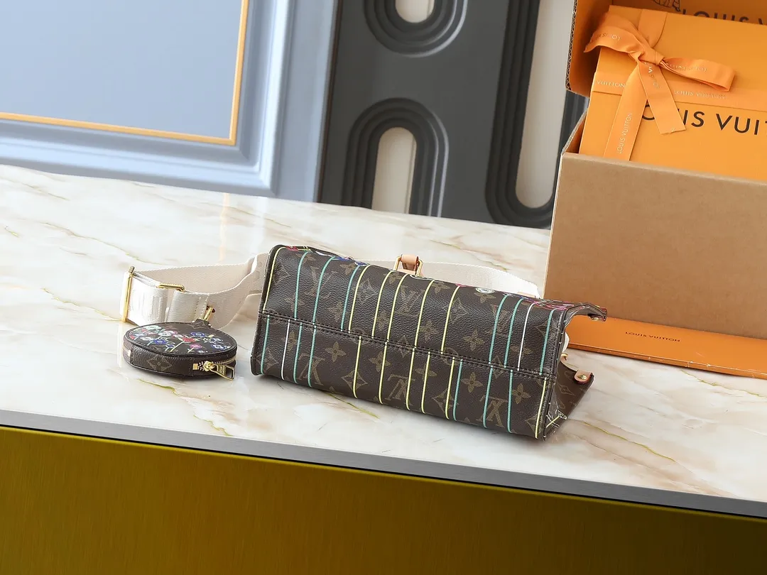 💰260💰Upgraded original version 🔥New style🔥M45659 M46373 M44571 This small OnTheGo handbag is made of Monogram and Monogram Reverse canvas, with the Monogram Giant pattern embellished on it. The Toron handle and the jacquard textured shoulder strap decorated with the brand's logo create a visual contrast, and the detachable coin bag is suitable for storing change or small items. It combines fashionable charm with various functions, making it a good daily companion. 25.0 x 19.0 x 11.5 cm (length x height x width)