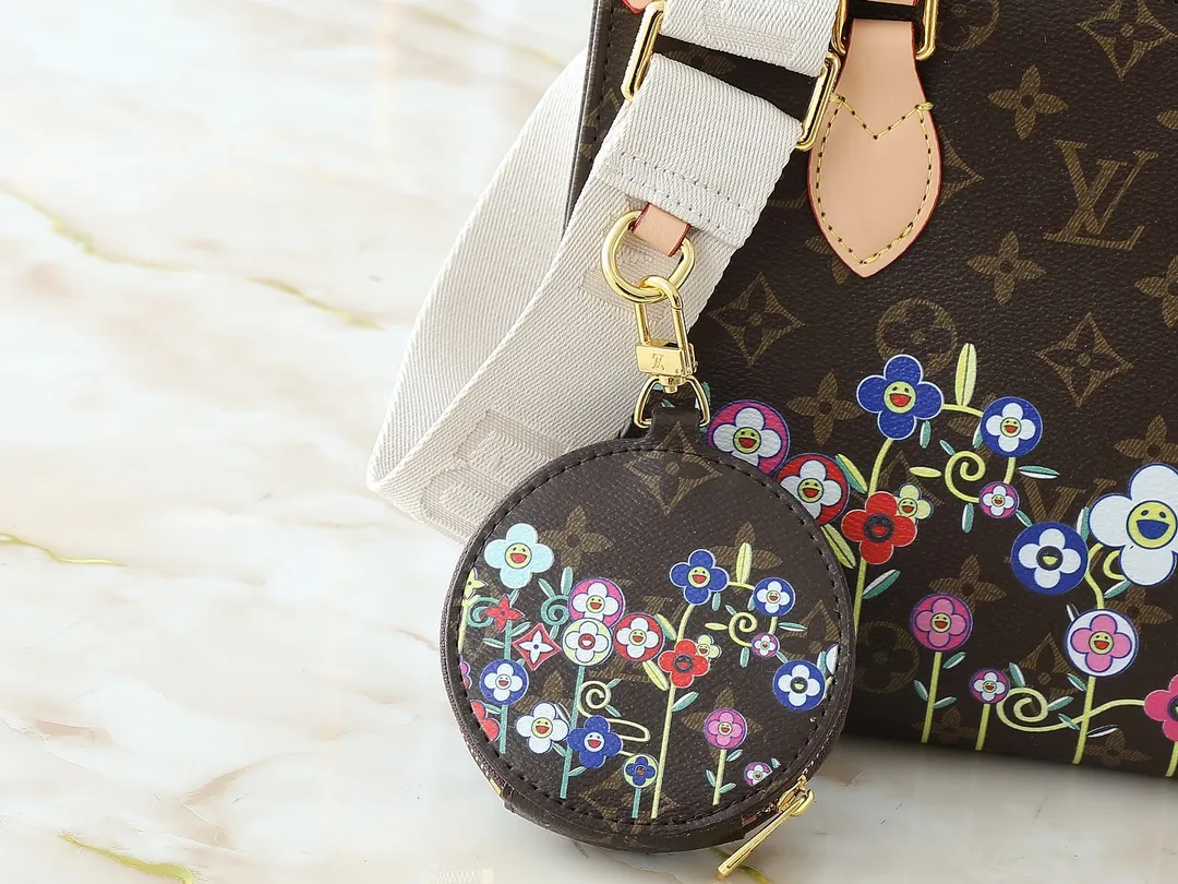 💰260💰Upgraded original version 🔥New style🔥M45659 M46373 M44571 This small OnTheGo handbag is made of Monogram and Monogram Reverse canvas, with the Monogram Giant pattern embellished on it. The Toron handle and the jacquard textured shoulder strap decorated with the brand's logo create a visual contrast, and the detachable coin bag is suitable for storing change or small items. It combines fashionable charm with various functions, making it a good daily companion. 25.0 x 19.0 x 11.5 cm (length x height x width)