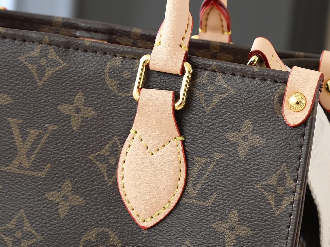 💰260💰Upgraded original version 🔥New style🔥M45659 M46373 M44571 This small OnTheGo handbag is made of Monogram and Monogram Reverse canvas, with the Monogram Giant pattern embellished on it. The Toron handle and the jacquard textured shoulder strap decorated with the brand's logo create a visual contrast, and the detachable coin bag is suitable for storing change or small items. It combines fashionable charm with various functions, making it a good daily companion. 25.0 x 19.0 x 11.5 cm (length x height x width)