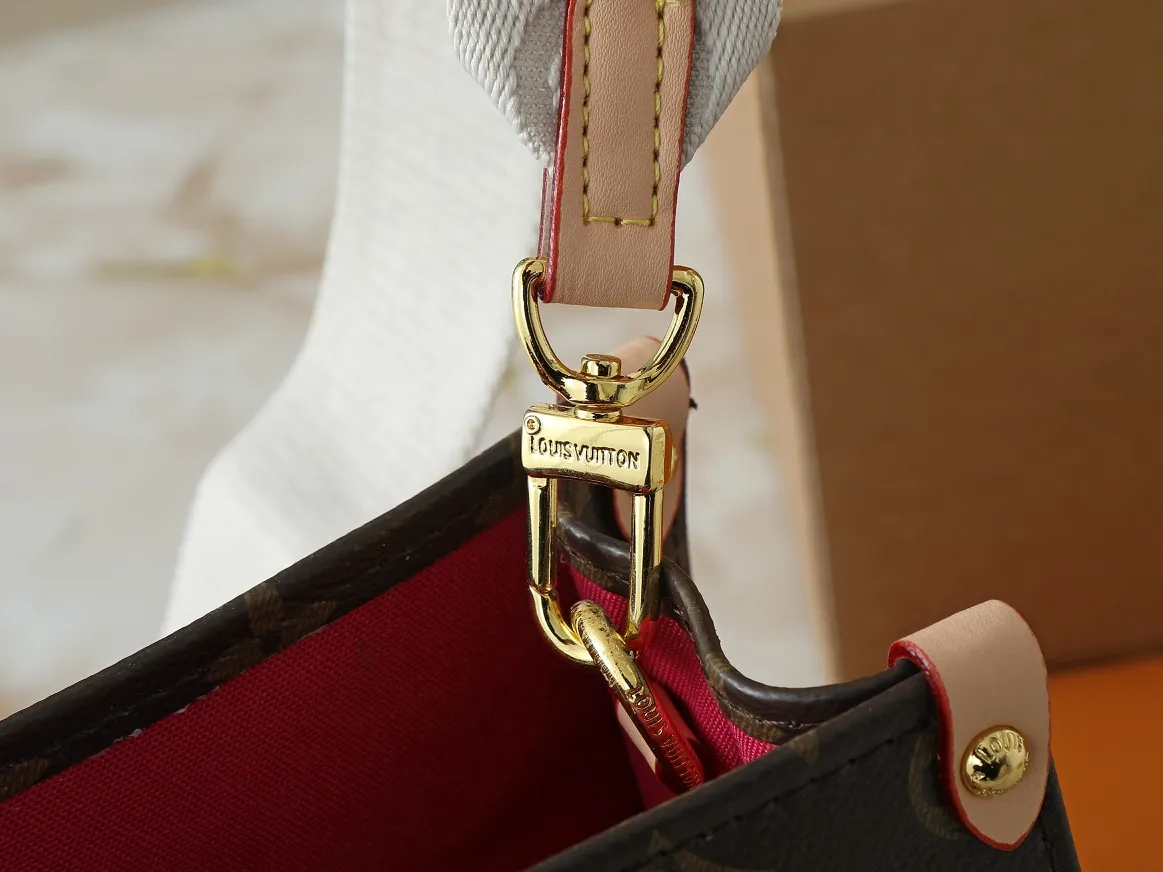 💰260💰Upgraded original version 🔥New style🔥M45659 M46373 M44571 This small OnTheGo handbag is made of Monogram and Monogram Reverse canvas, with the Monogram Giant pattern embellished on it. The Toron handle and the jacquard textured shoulder strap decorated with the brand's logo create a visual contrast, and the detachable coin bag is suitable for storing change or small items. It combines fashionable charm with various functions, making it a good daily companion. 25.0 x 19.0 x 11.5 cm (length x height x width)