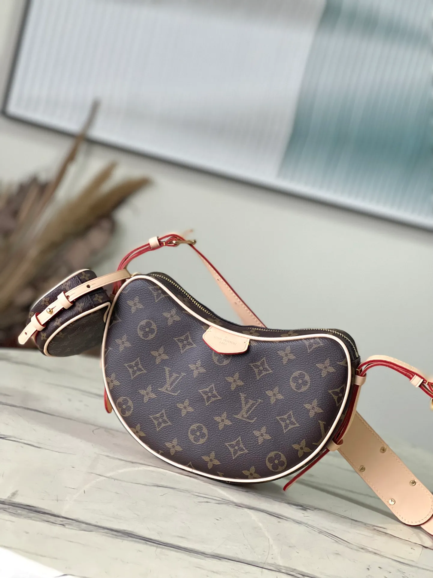 💰940 Top original order M46828 Croissant MM Croissant bag The 2024 early spring series launches the Croissant bag, which looks like the pea bag 20 years ago. It is a two-piece set of pea bag curved bag, armpit bag, shoulder bag, and small coin purse that can also be used as an extra pocket. Monogram Zxph classic canvas adds a more lively and lively feel. The combination is almost perfect! Dimensions: 21 x 7 x 5cm