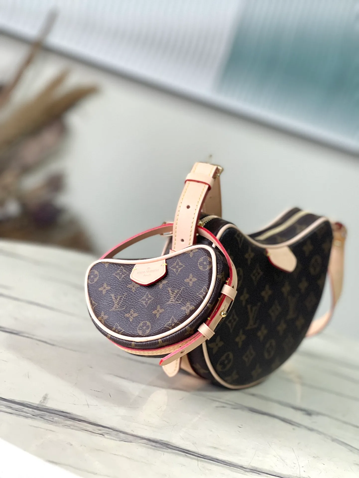 💰940 Top original order M46828 Croissant MM Croissant bag The 2024 early spring series launches the Croissant bag, which looks like the pea bag 20 years ago. It is a two-piece set of pea bag curved bag, armpit bag, shoulder bag, and small coin purse that can also be used as an extra pocket. Monogram Zxph classic canvas adds a more lively and lively feel. The combination is almost perfect! Dimensions: 21 x 7 x 5cm