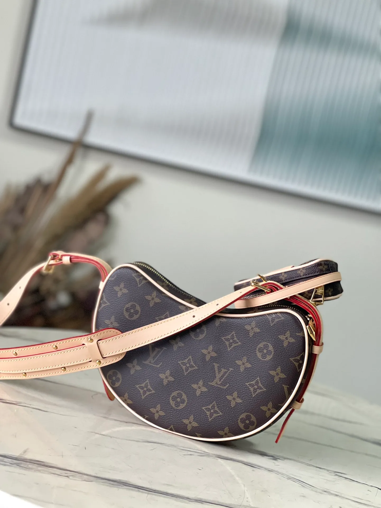 💰940 Top original order M46828 Croissant MM Croissant bag The 2024 early spring series launches the Croissant bag, which looks like the pea bag 20 years ago. It is a two-piece set of pea bag curved bag, armpit bag, shoulder bag, and small coin purse that can also be used as an extra pocket. Monogram Zxph classic canvas adds a more lively and lively feel. The combination is almost perfect! Dimensions: 21 x 7 x 5cm